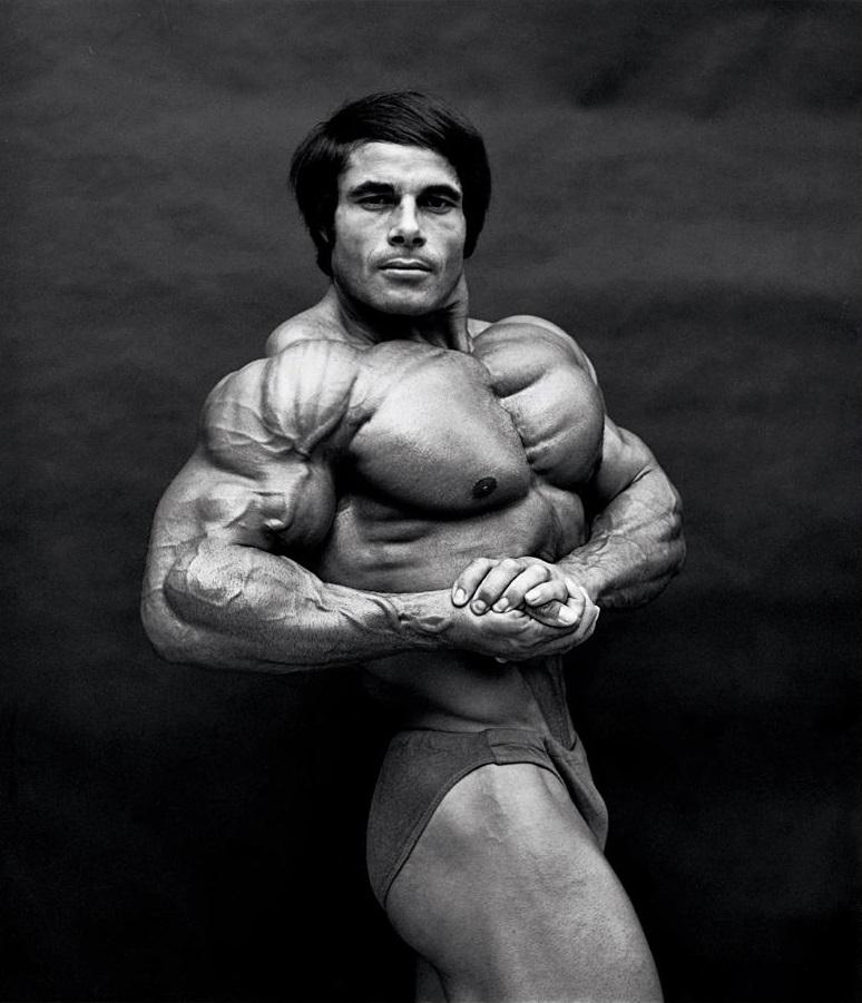 Franco performing a great side chest pose r/bodybuilding
