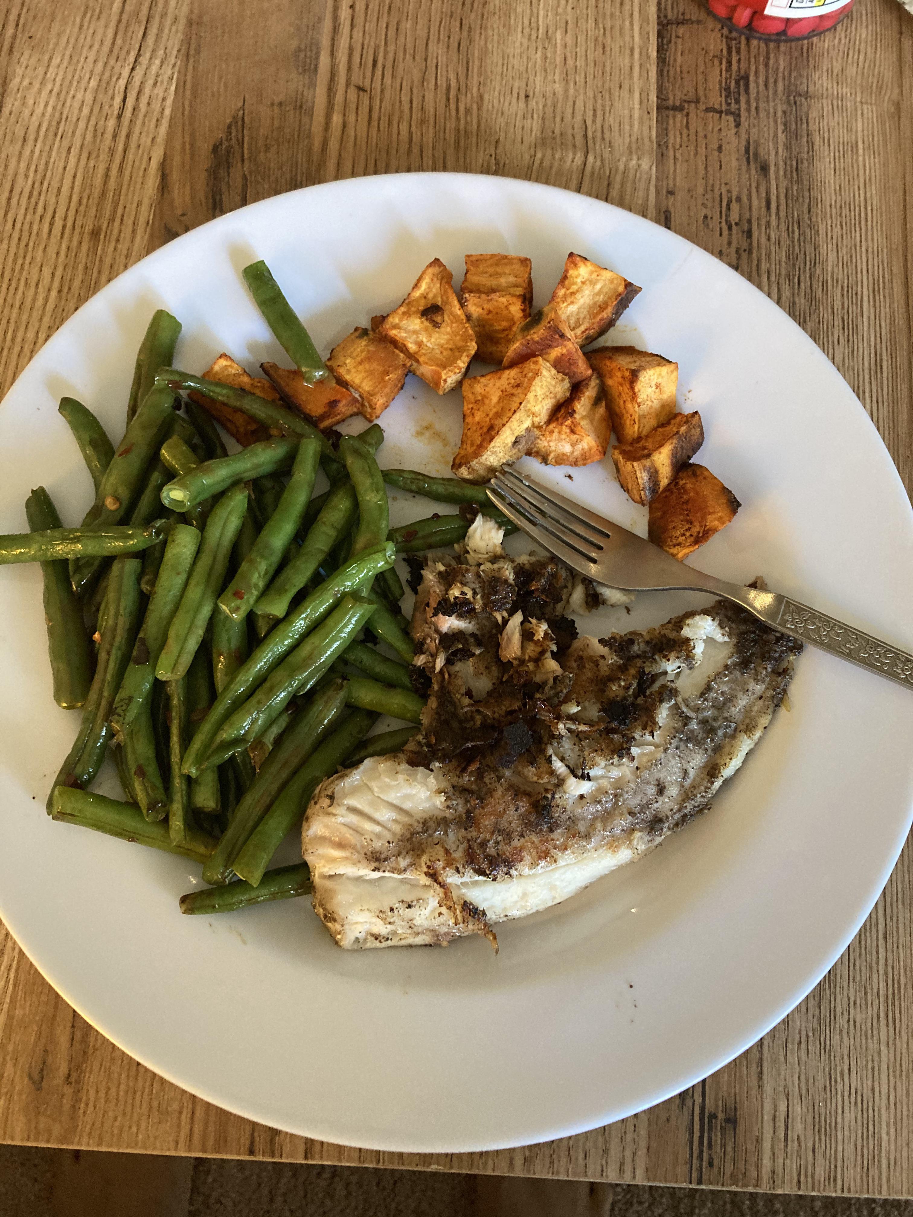 Jerk tilapia, garlicky green beans, and baked sweet potato r/HealthyFood