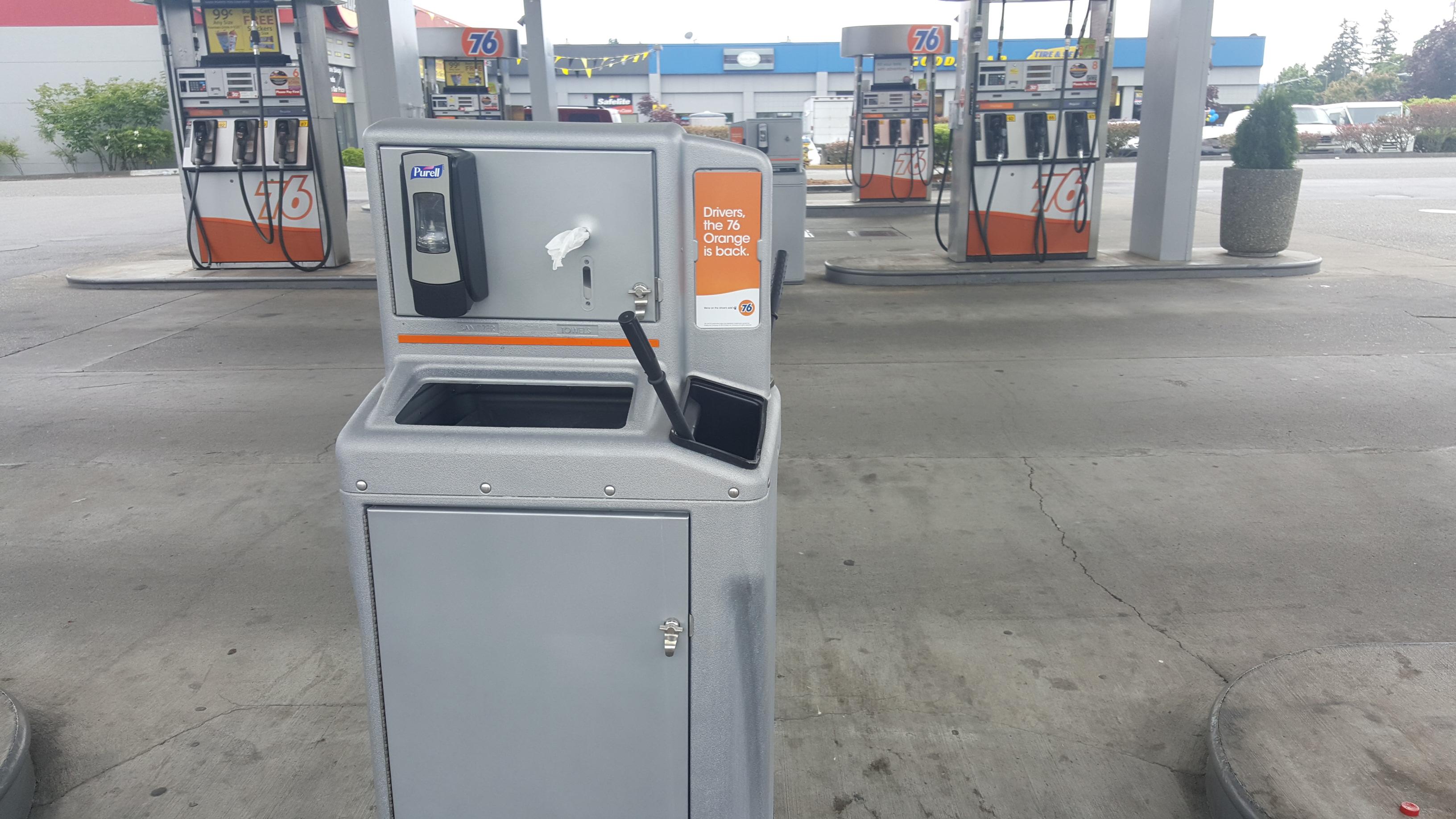 Handy cleaning station at these gas pumps r/mildlyinteresting