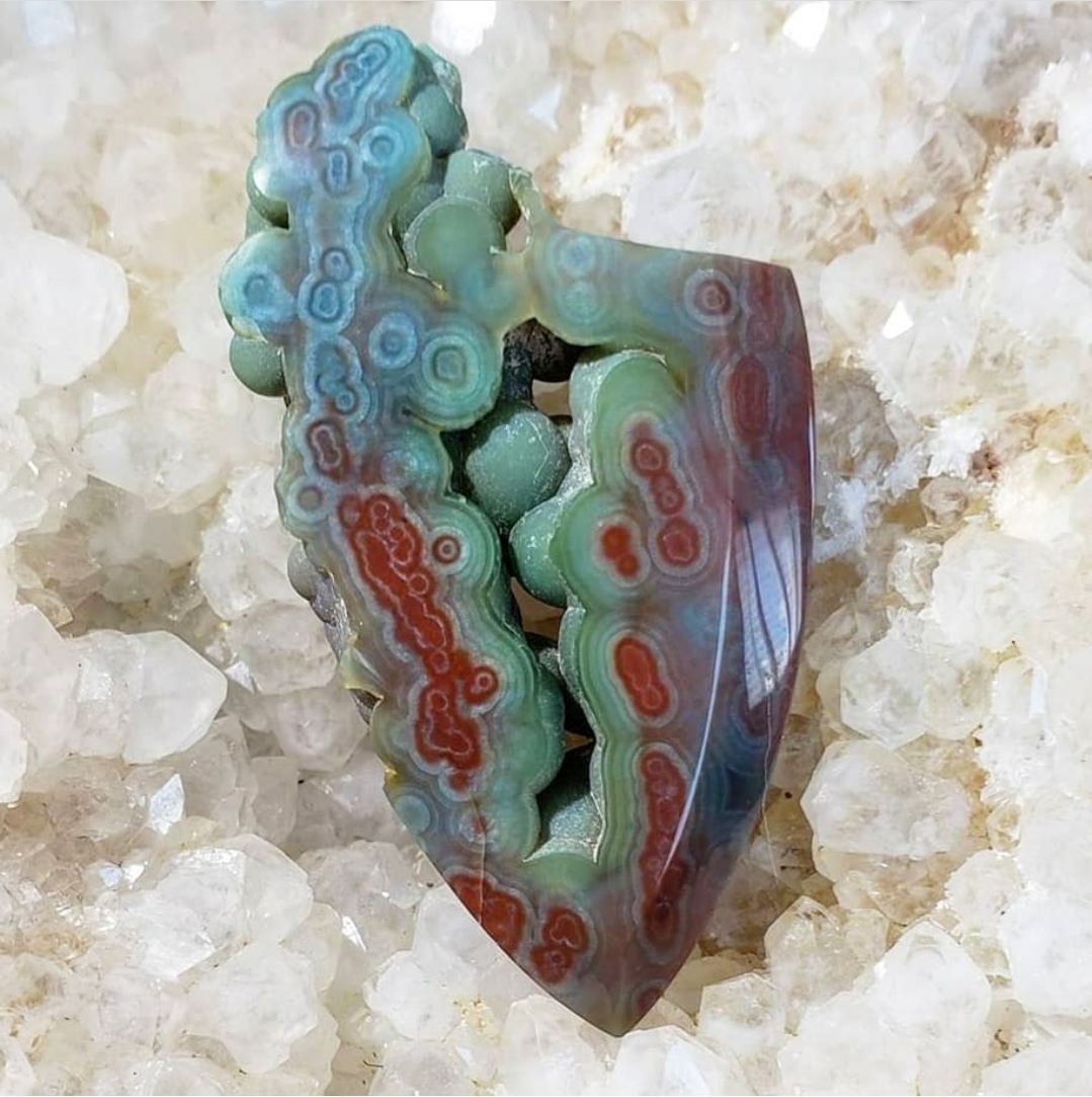 An incredible botryoidal Ocean Jasper with rare patterns and color in my collection. r/MineralPorn