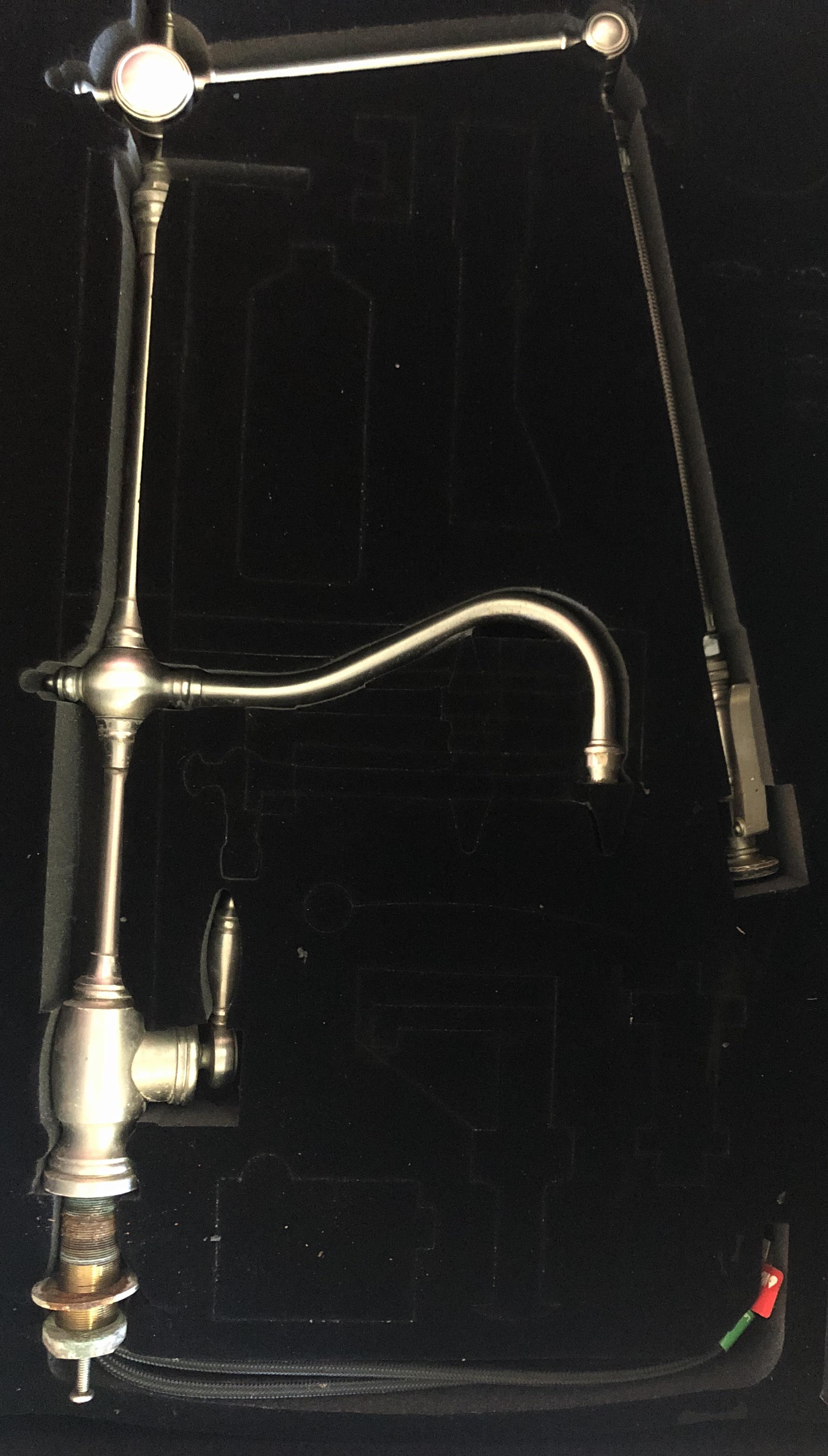 The way this faucet fits inside of the packaging. r/oddlysatisfying