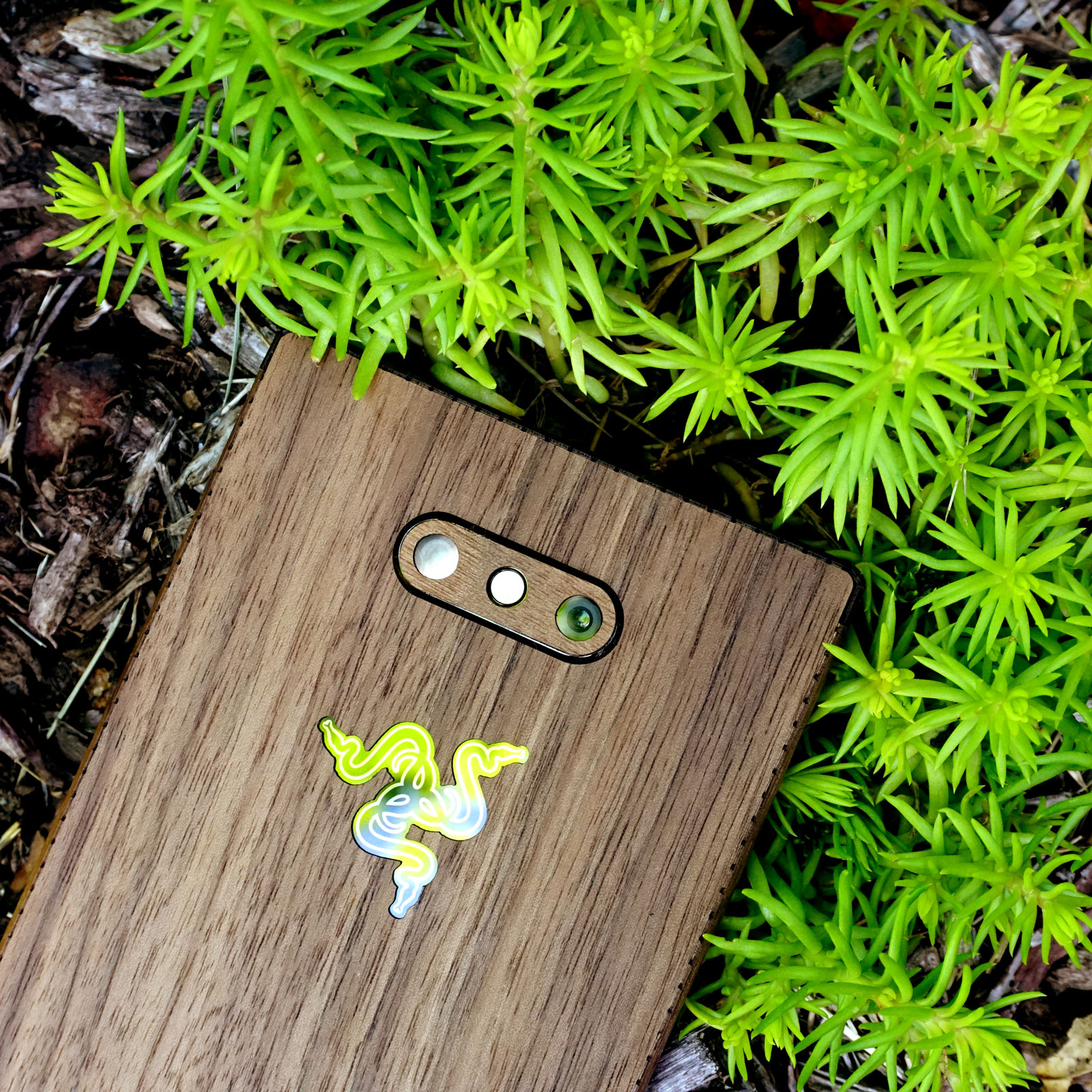 Toast is now shipping out real wood covers for Razer Phone 2 r/razer