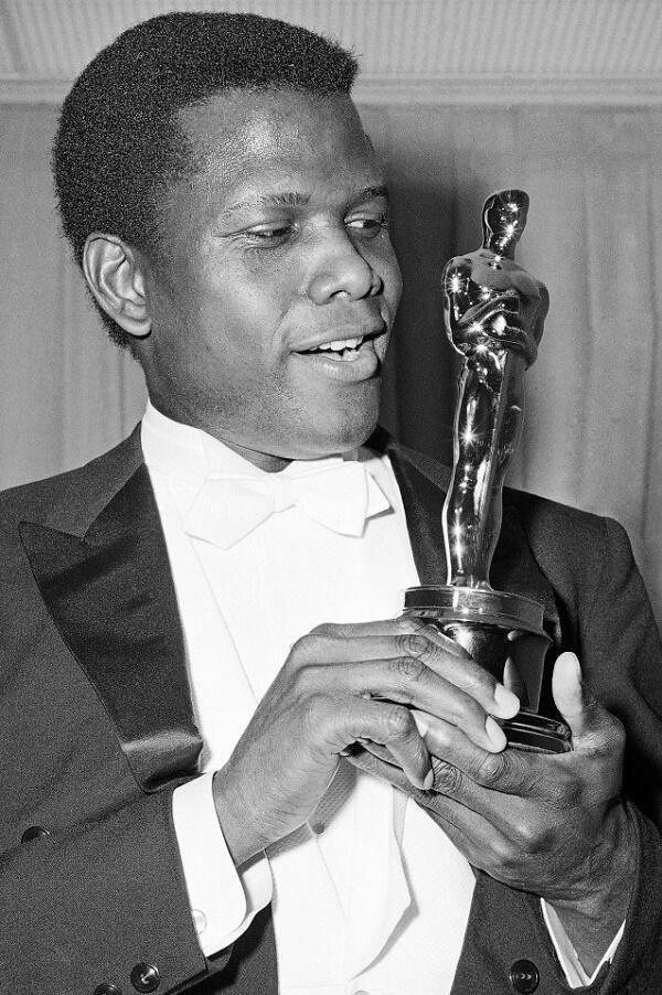Sidney Poitier at The Oscars, 1964. r/OldSchoolCool