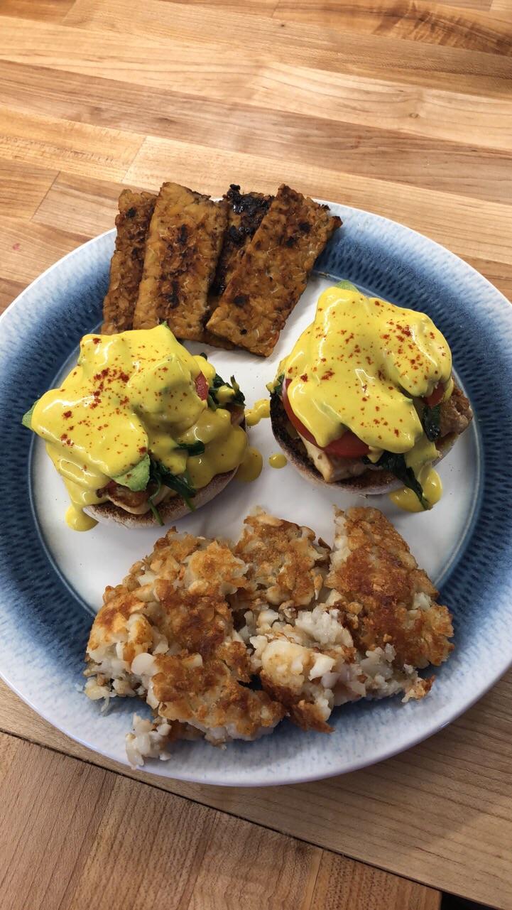 Tofu Benedict/Florentine with hashbrowns and maple smoked tempeh r/vegan