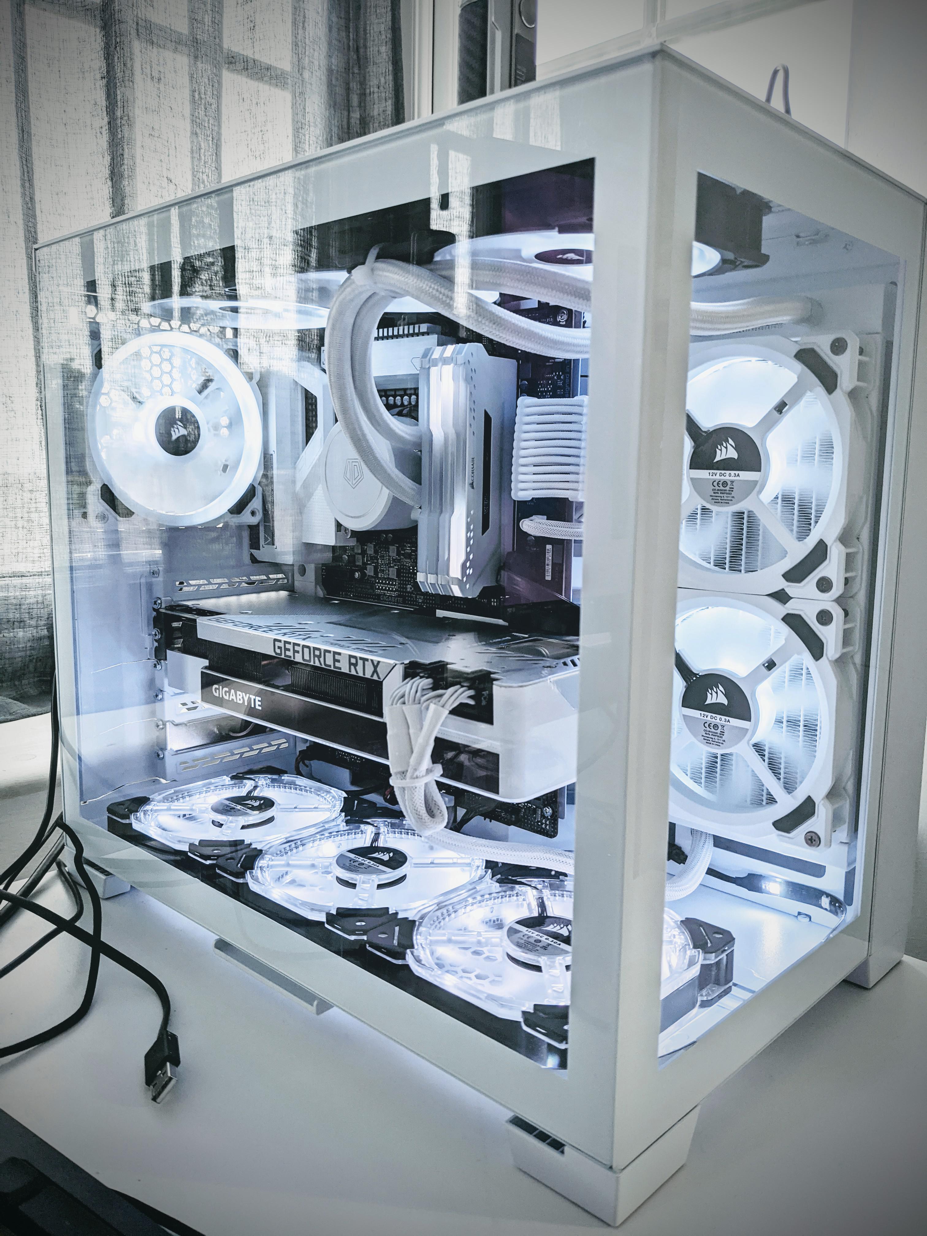 Lian Li Snow White RTX 3080 ti i7 10700k r/pcmasterrace