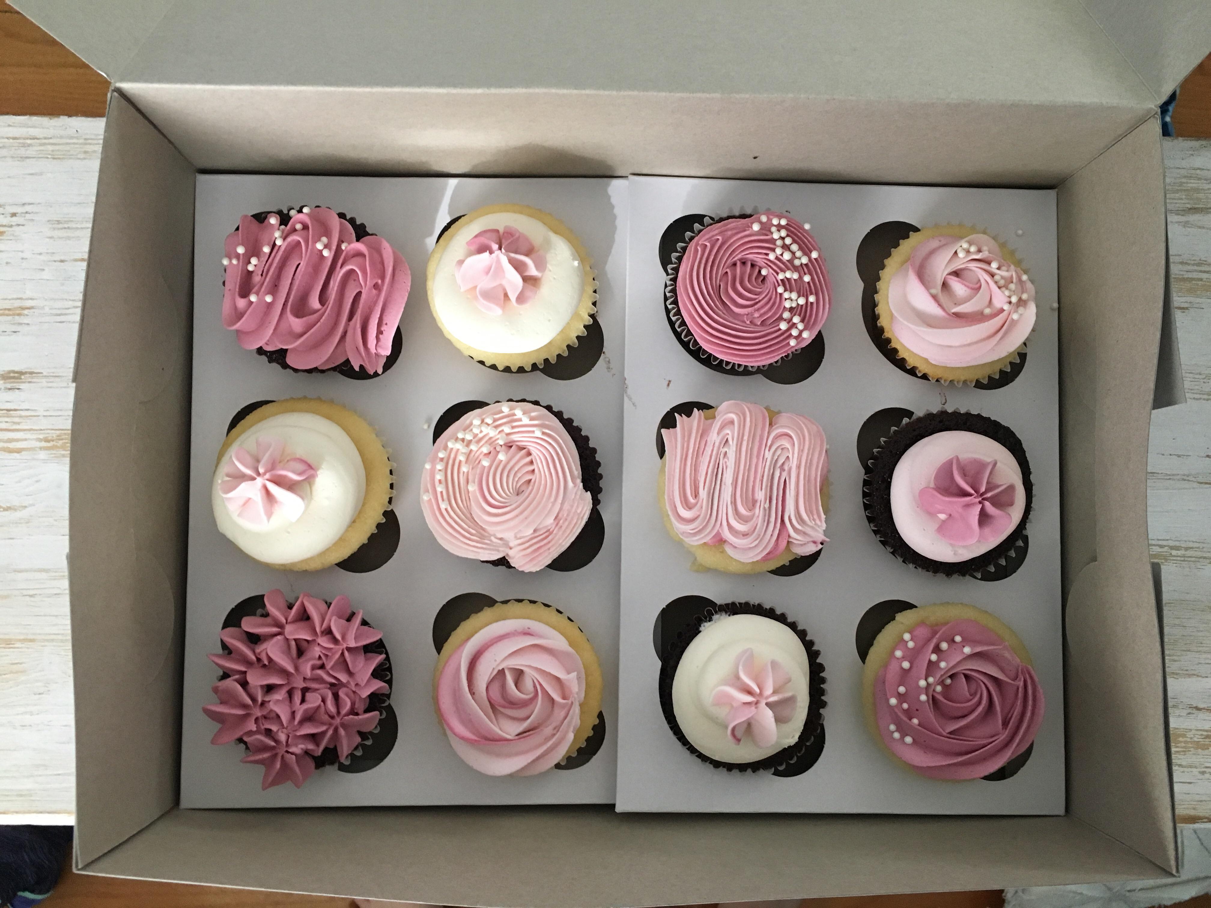 [Homemade] Cupcakes for a Friend r/food