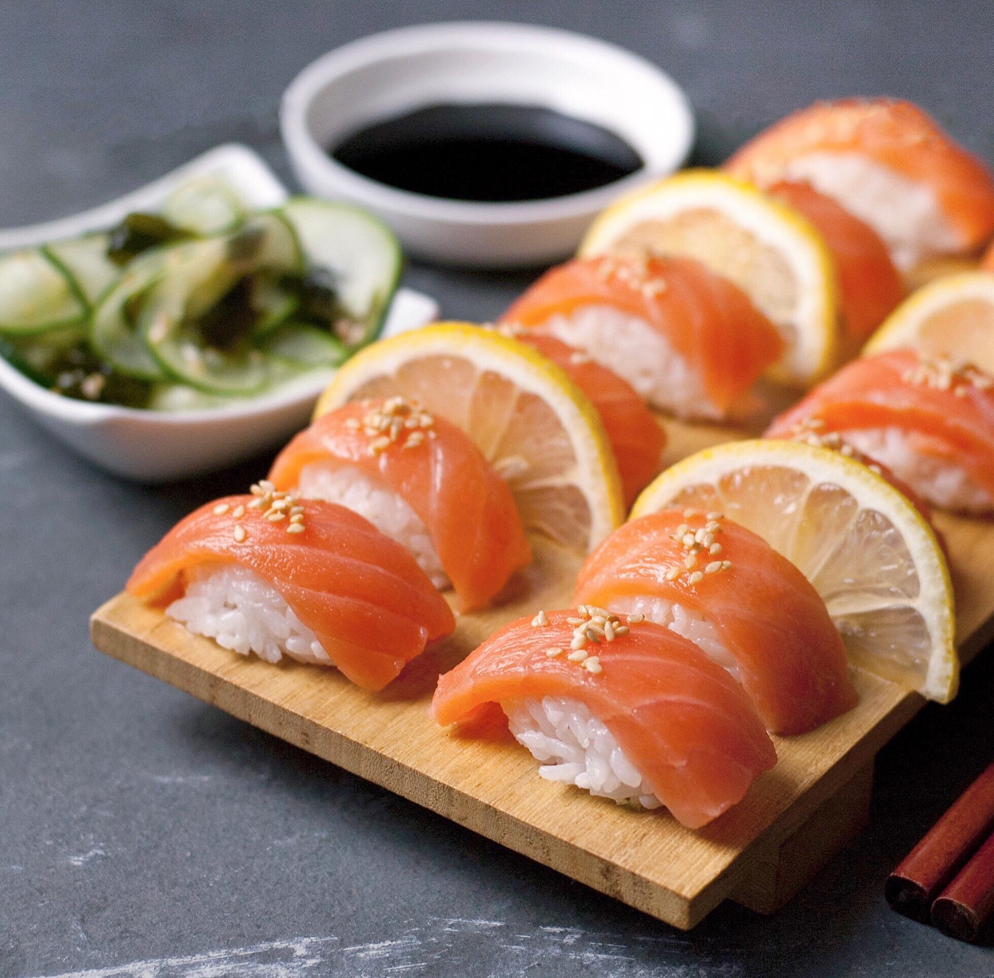 [Homemade] Salmon Nigiri r/food