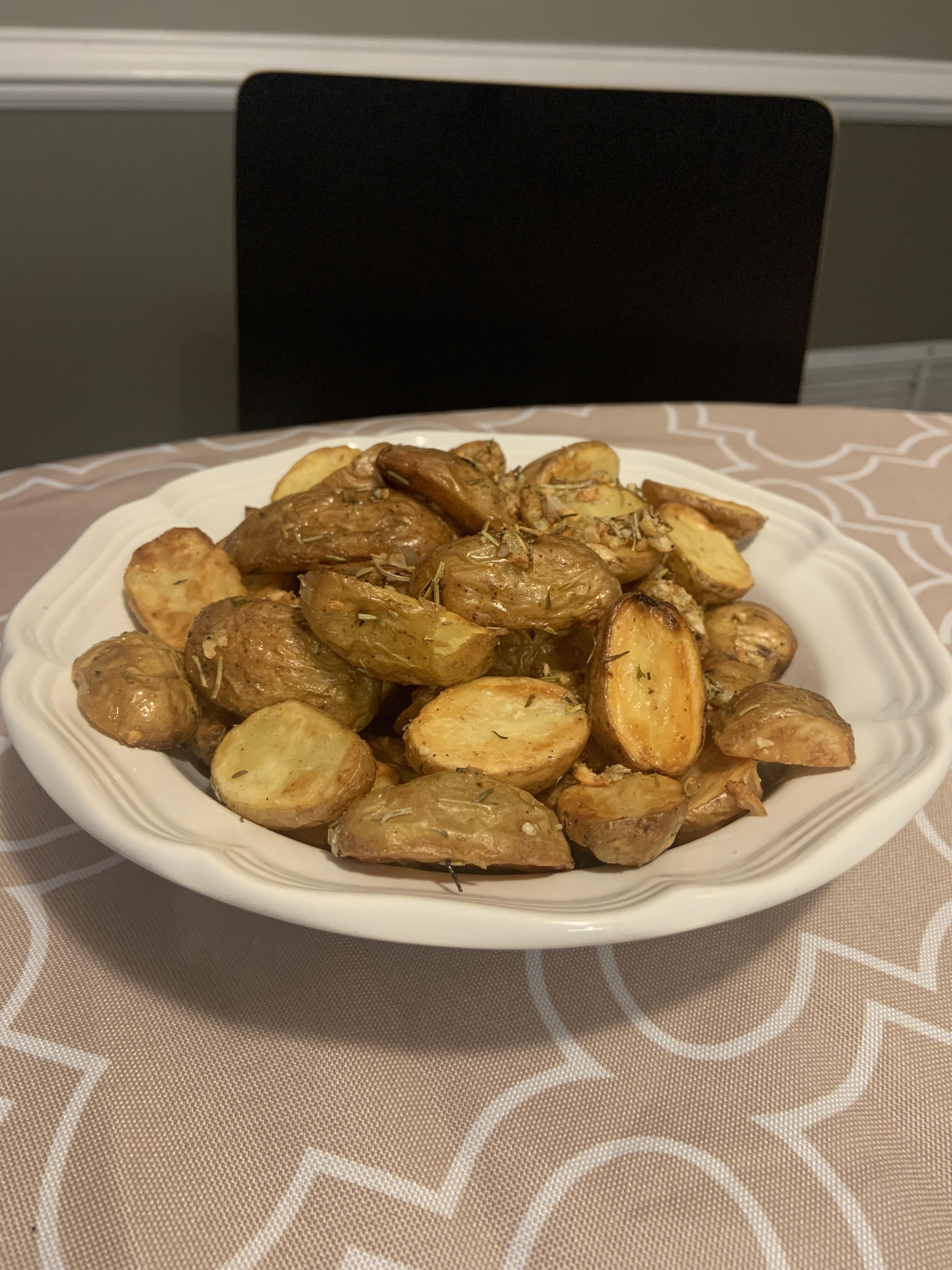 [Homemade] Airfried baby potatoes with garlic, rosemary and thyme r/food