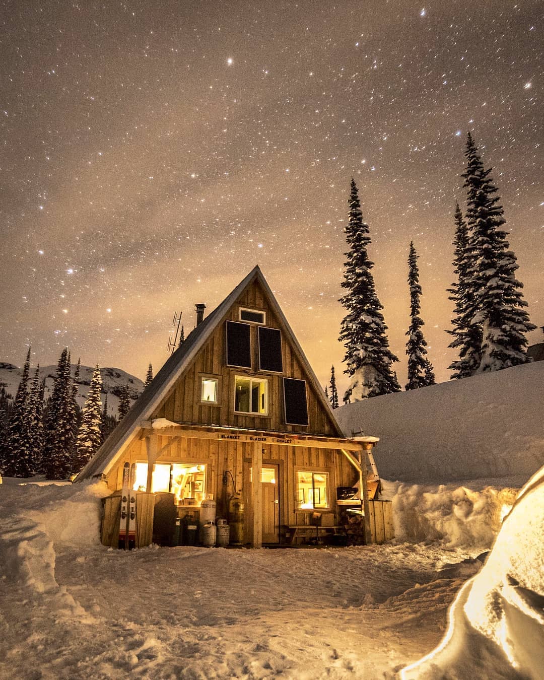 Cozy cabin in Canada r/CozyPlaces