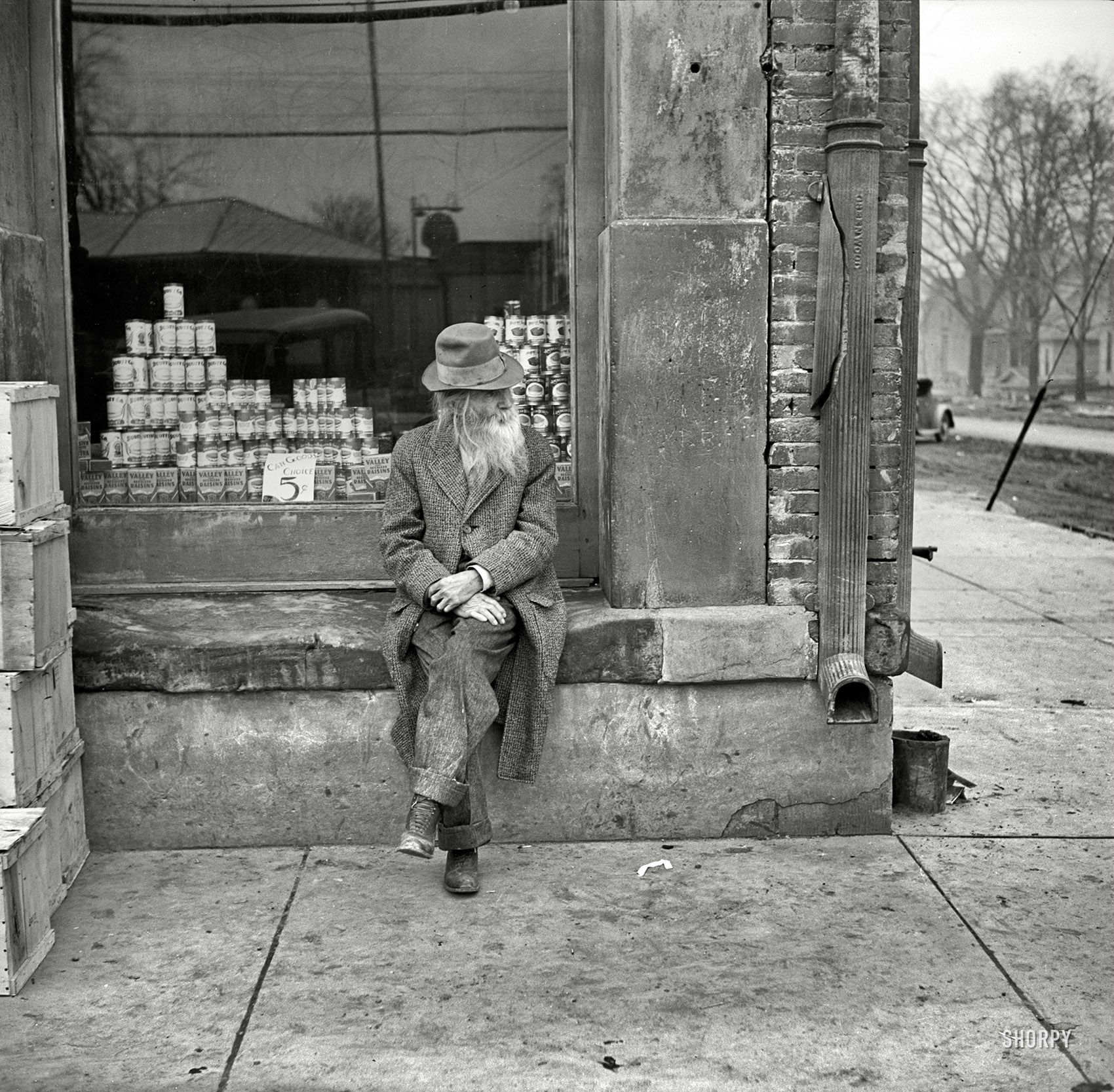 Dapper old man on the street 1937 r/OldSchoolCool