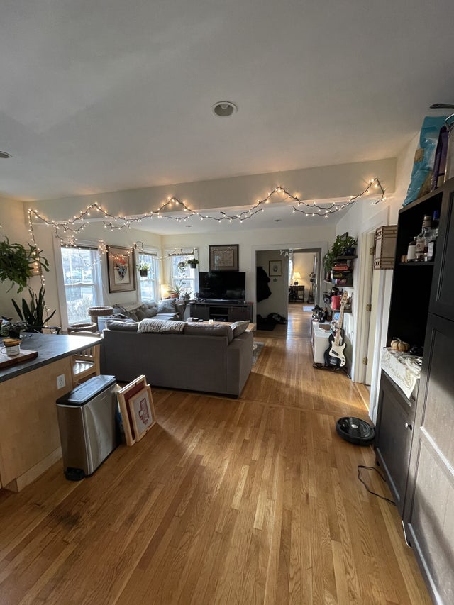 800 Roommate wanted Beautiful place/offstreet parking/laundry/quiet