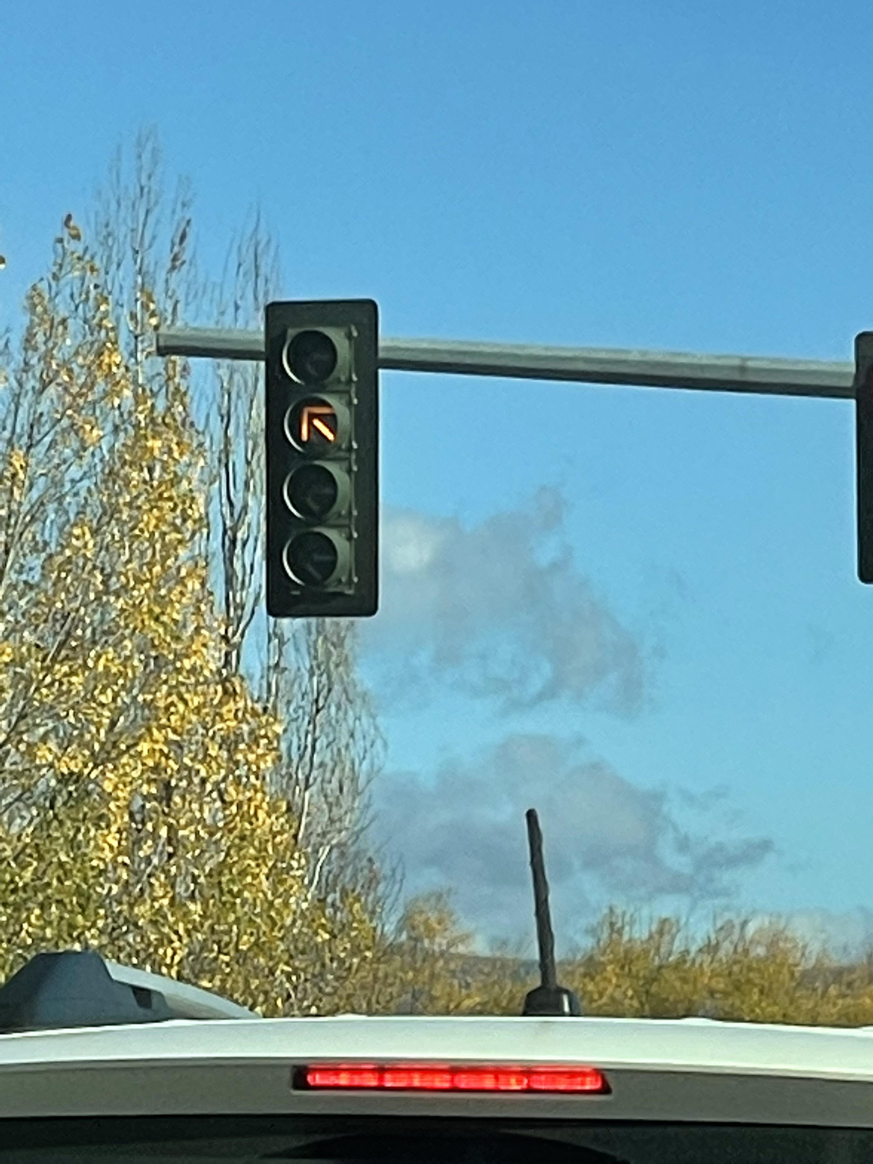 weird stoplight. what does that arrow mean? (idaho) apps don’t know