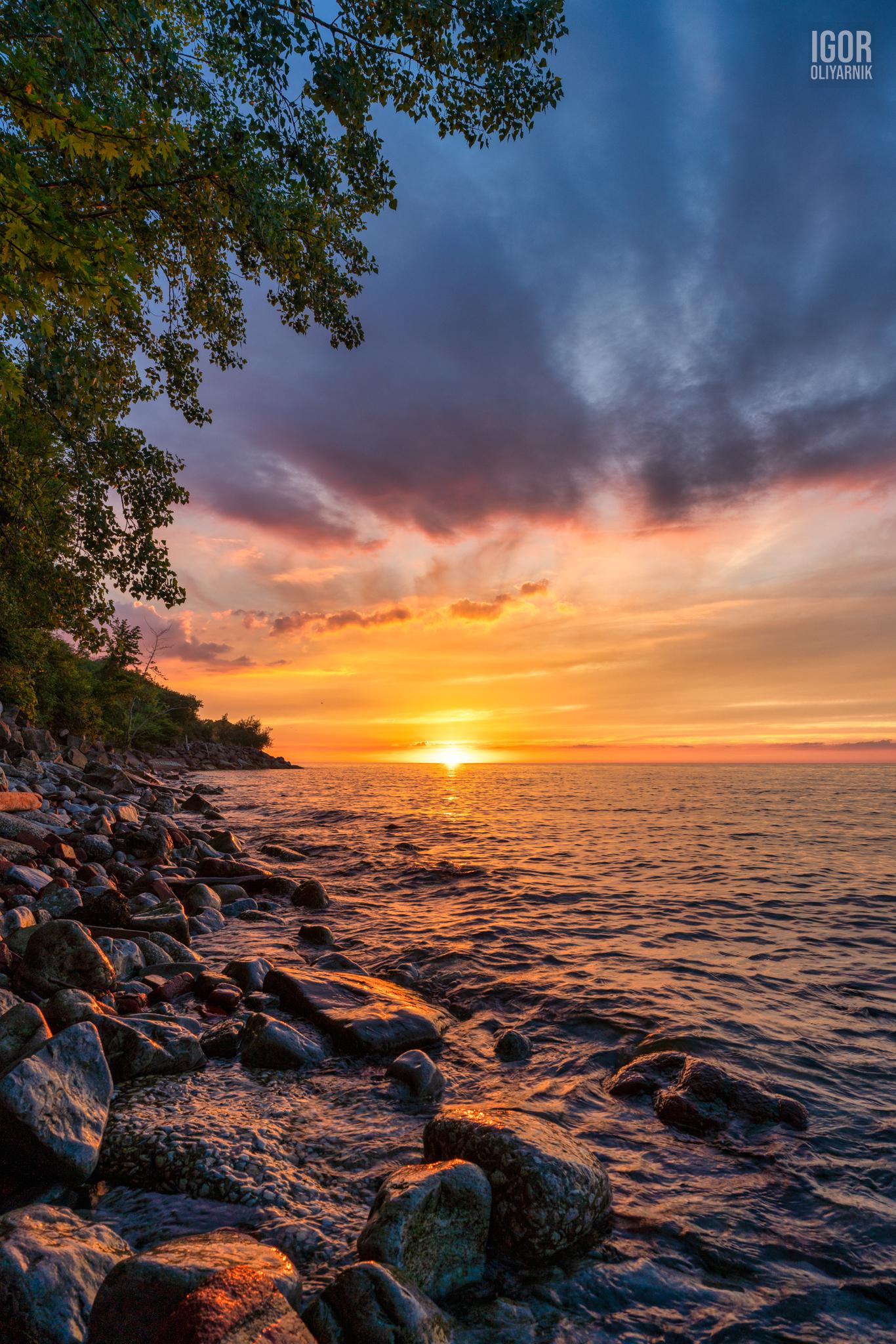 Lake Erie sunset. Cleveland, OH. [OC][1366 x 2048] EarthPorn