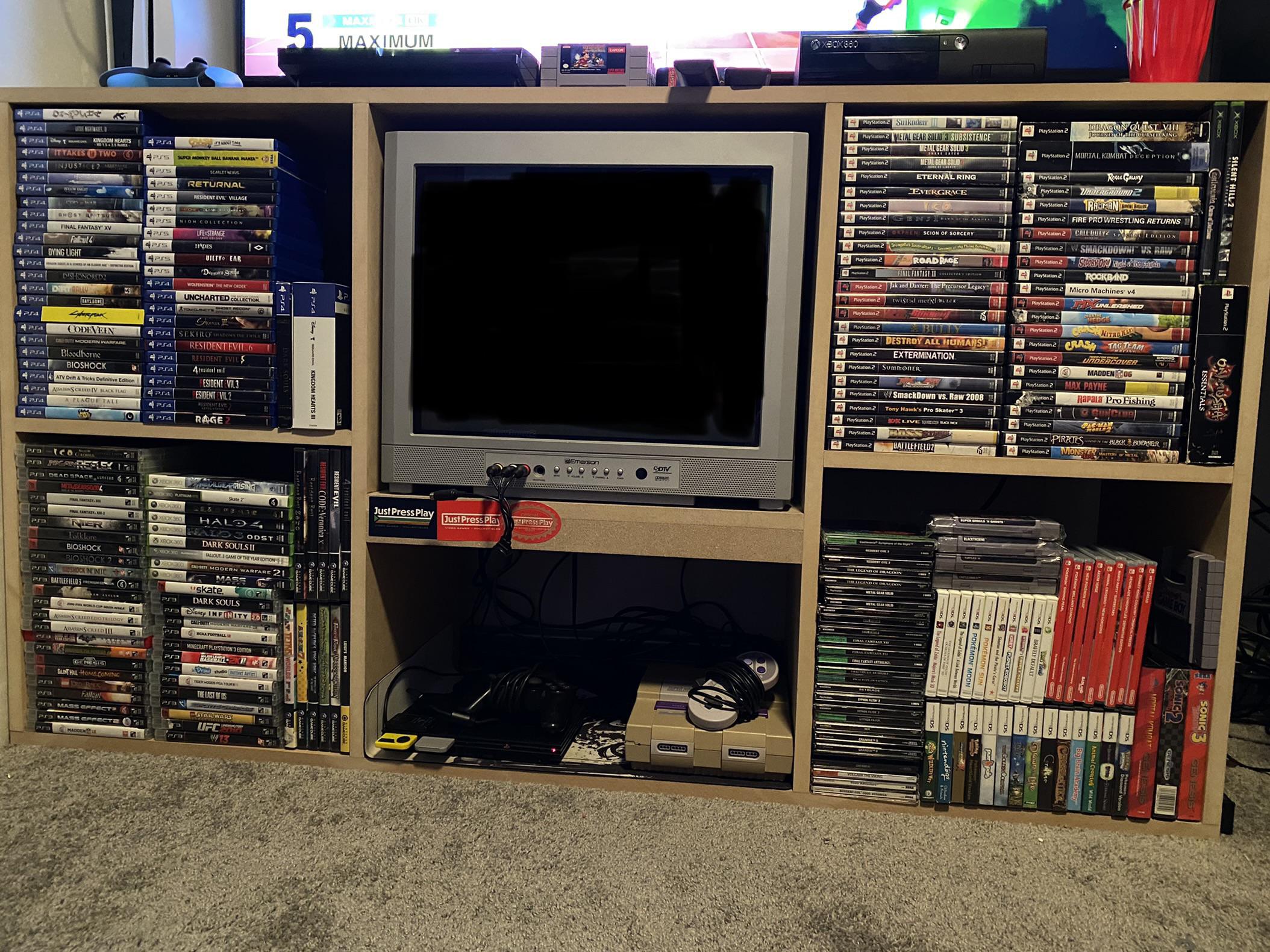 I built a custom tv stand for my 2 TVs (CRT/HDTV) r/retrogaming