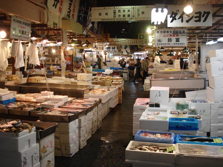Wandering through Japan's famous fish market. r/travelphotos