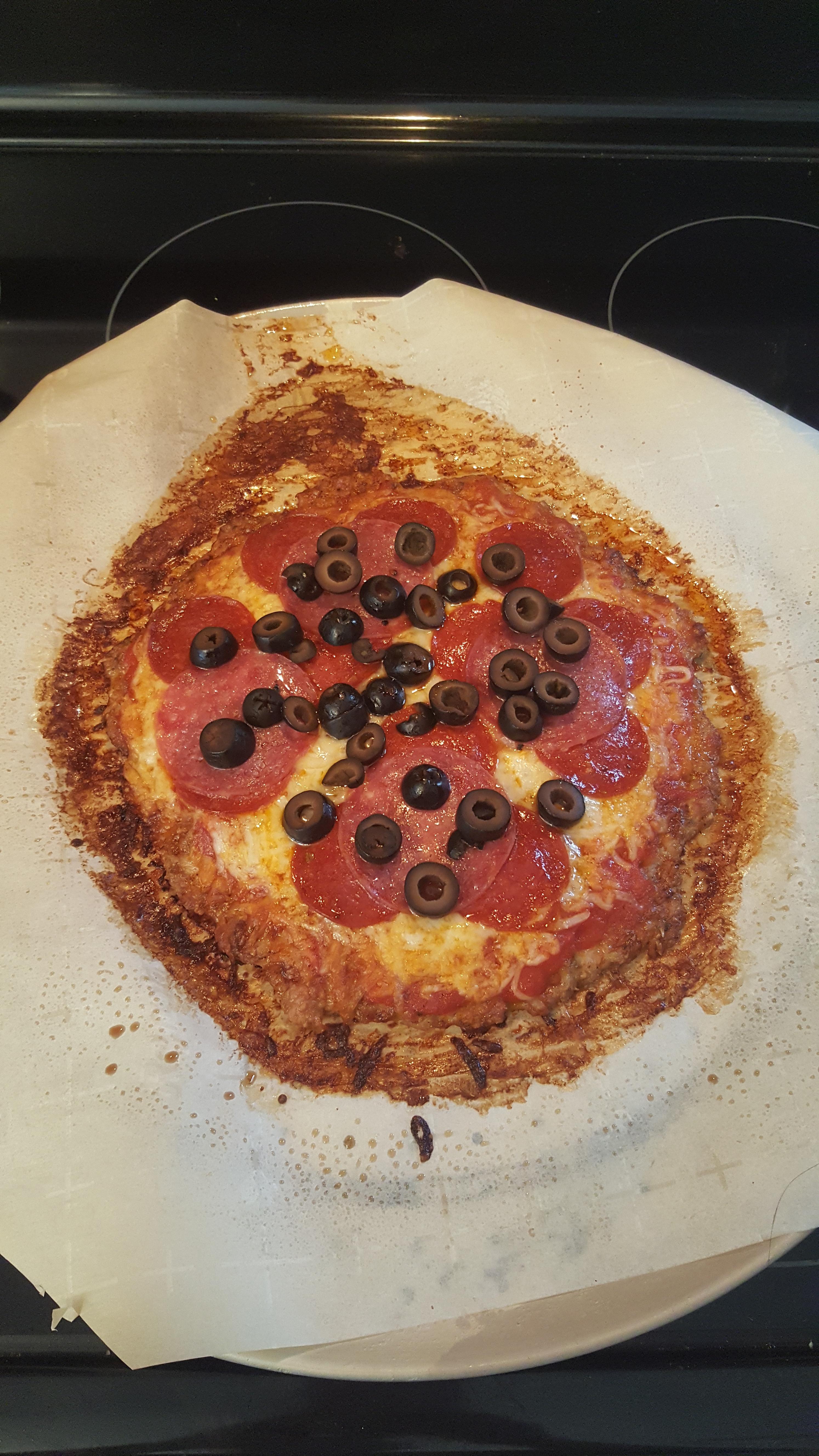 Chicken crust keto pizza. Very yummy! r/ketorecipes