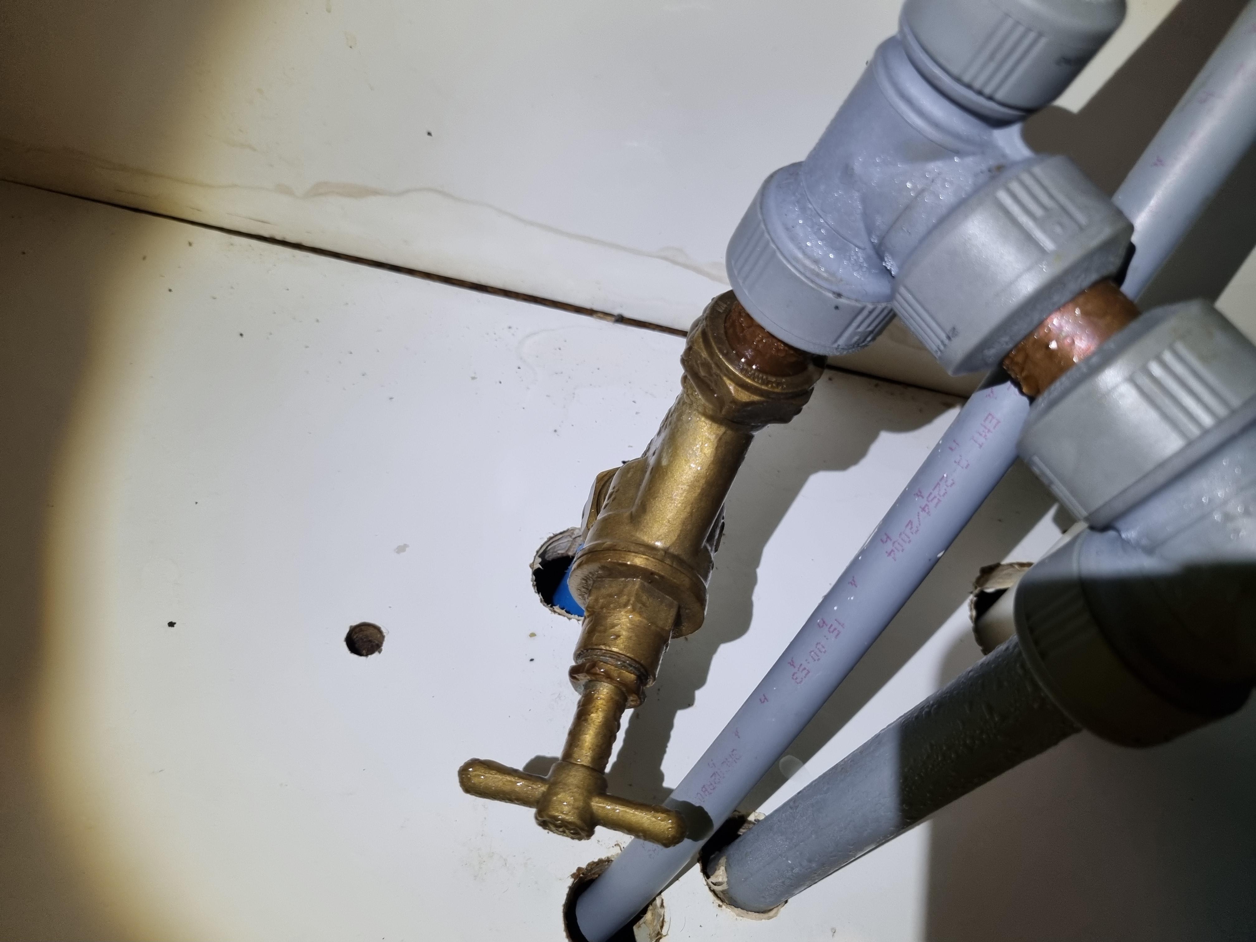 Cold water pipes have condensation : r/DIYUK
