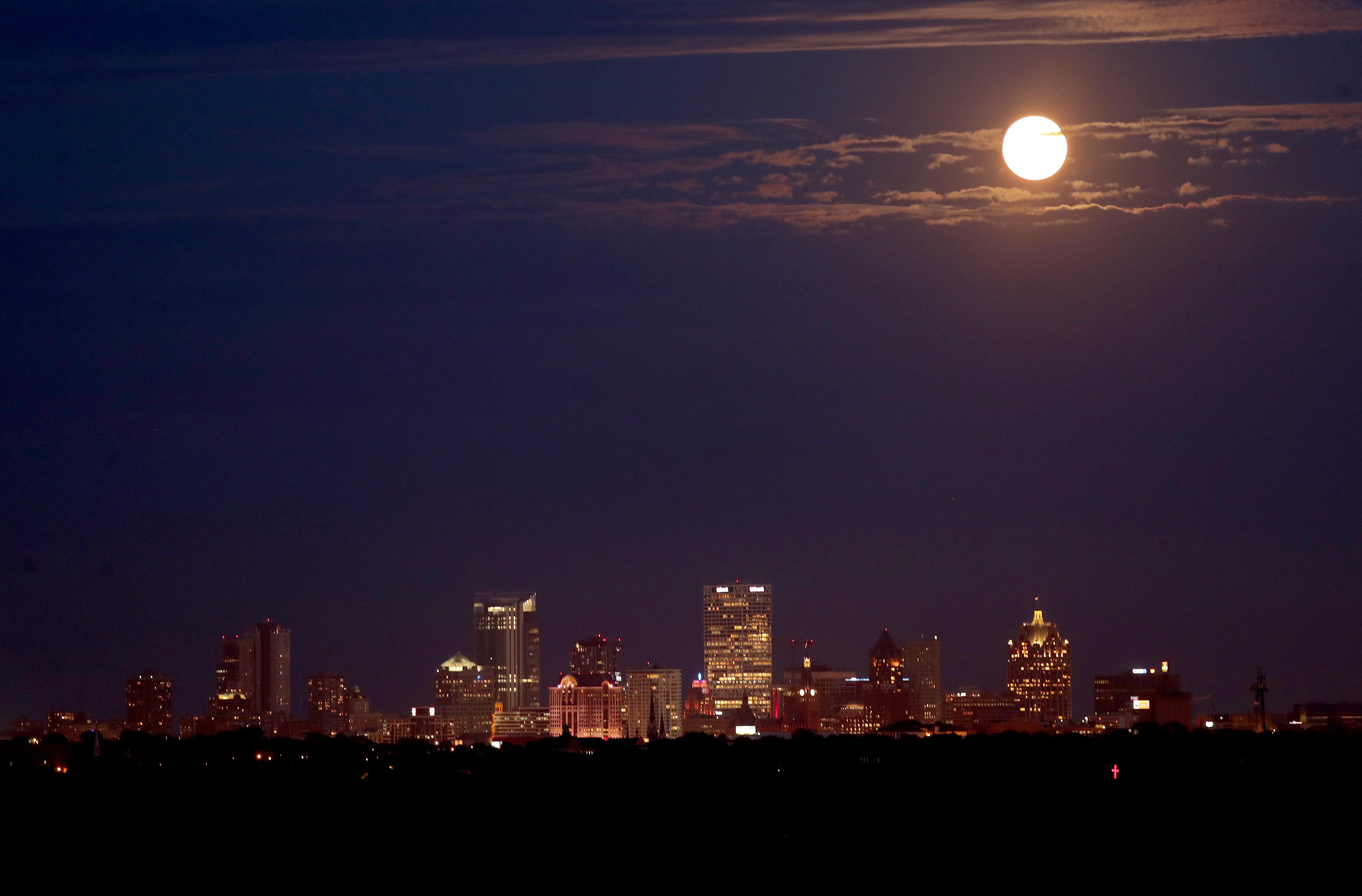 The full moon over Milwaukee tonight r/milwaukee