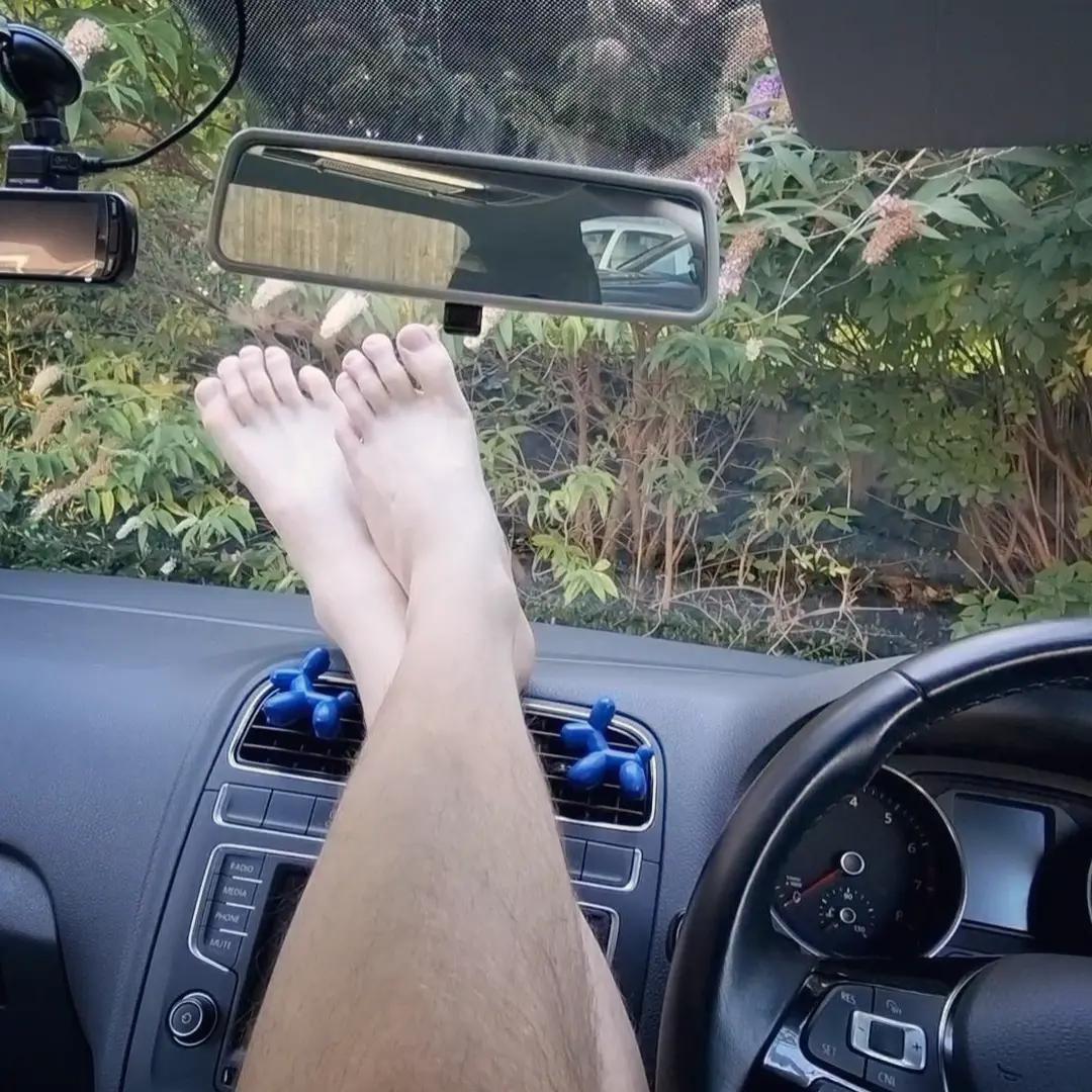 feet up on the dash 😙 feetboys
