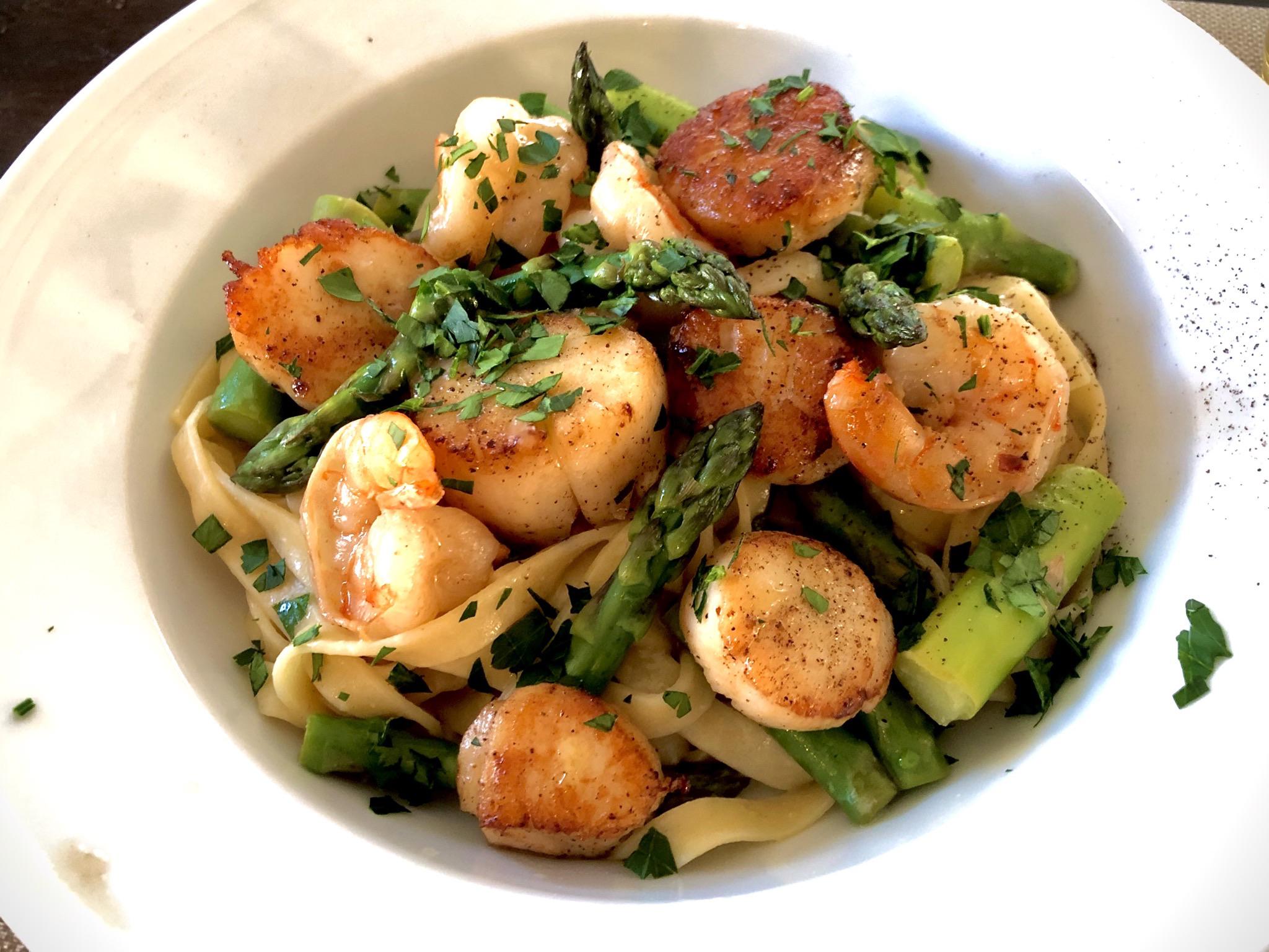 [Homemade] Lemony shrimp, scallops, and asparagus over tagliatelle r/food