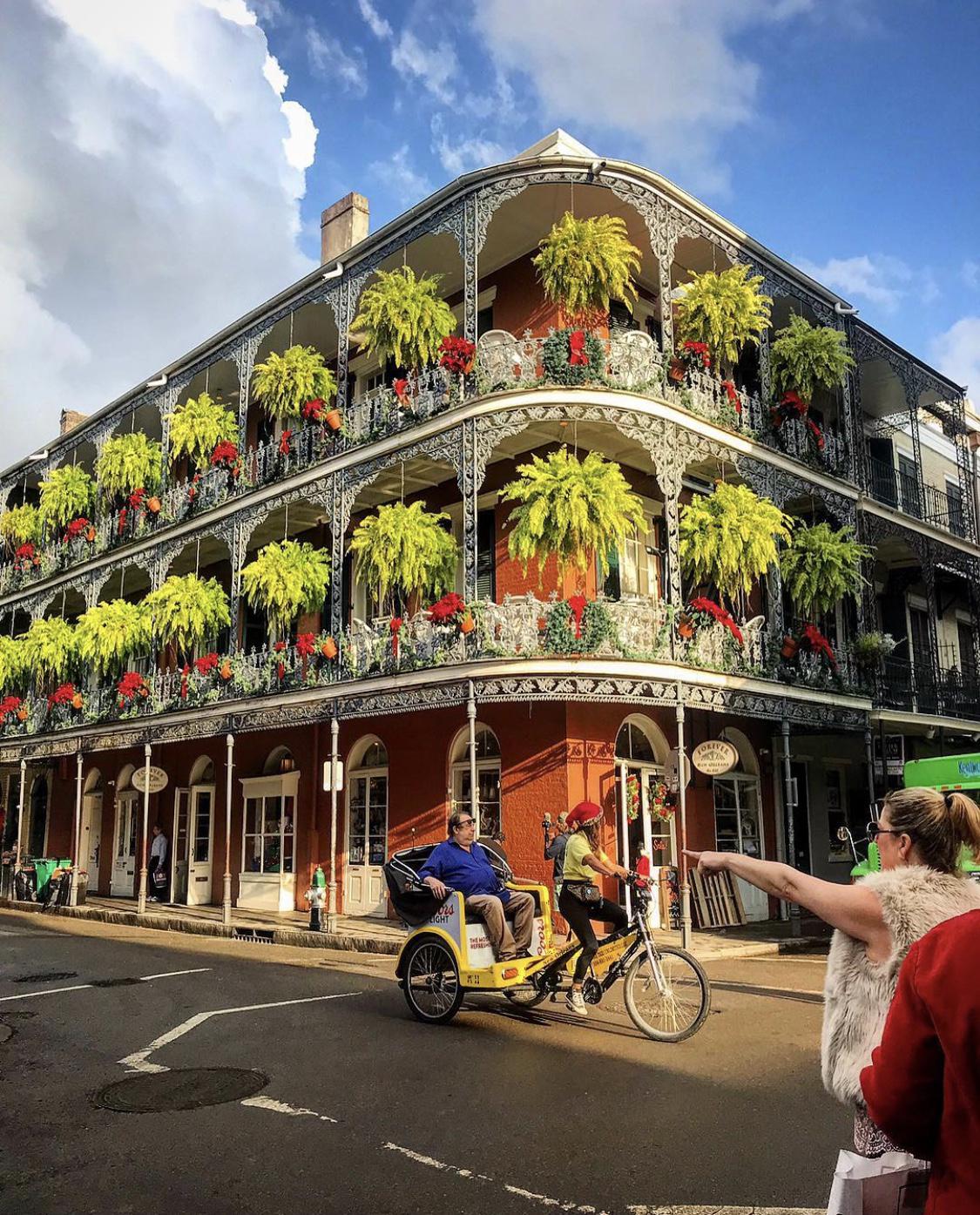I didn’t know they had Christmas decorations in 1899 in saint denis