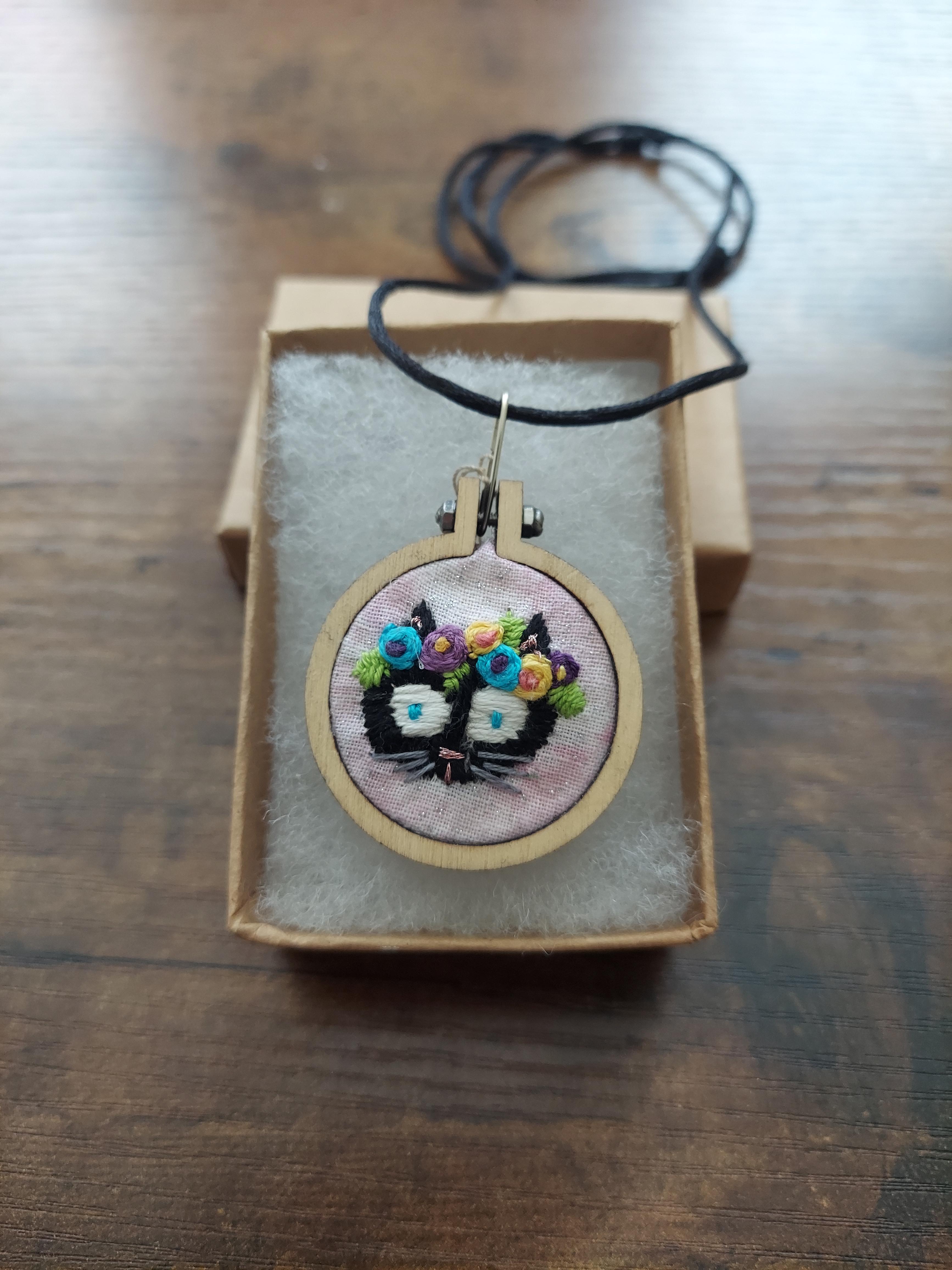 Mini embroidery hoop necklace! r/Embroidery