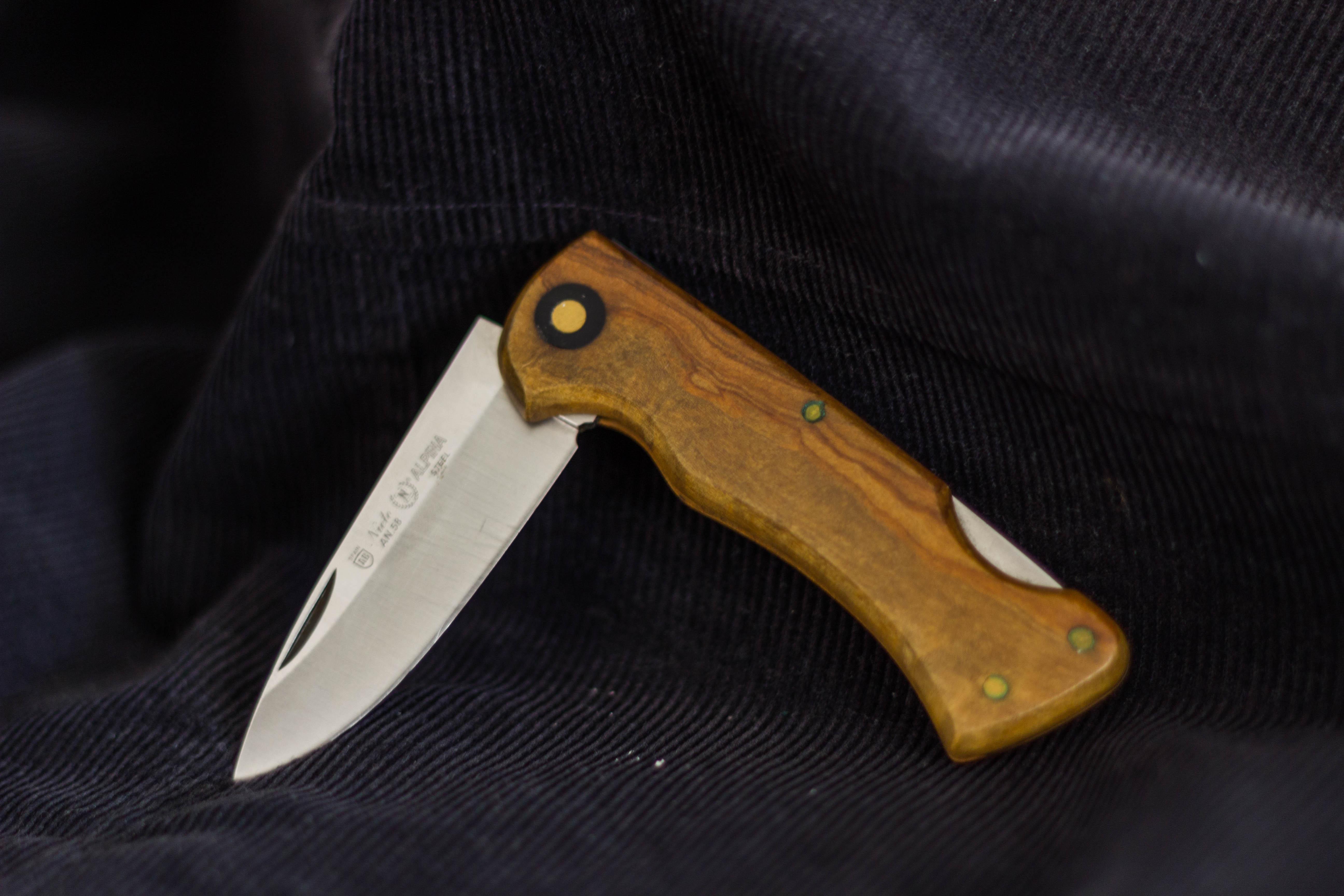 Pocket knife with olive wood handle made in Spain by Nieto manufacture