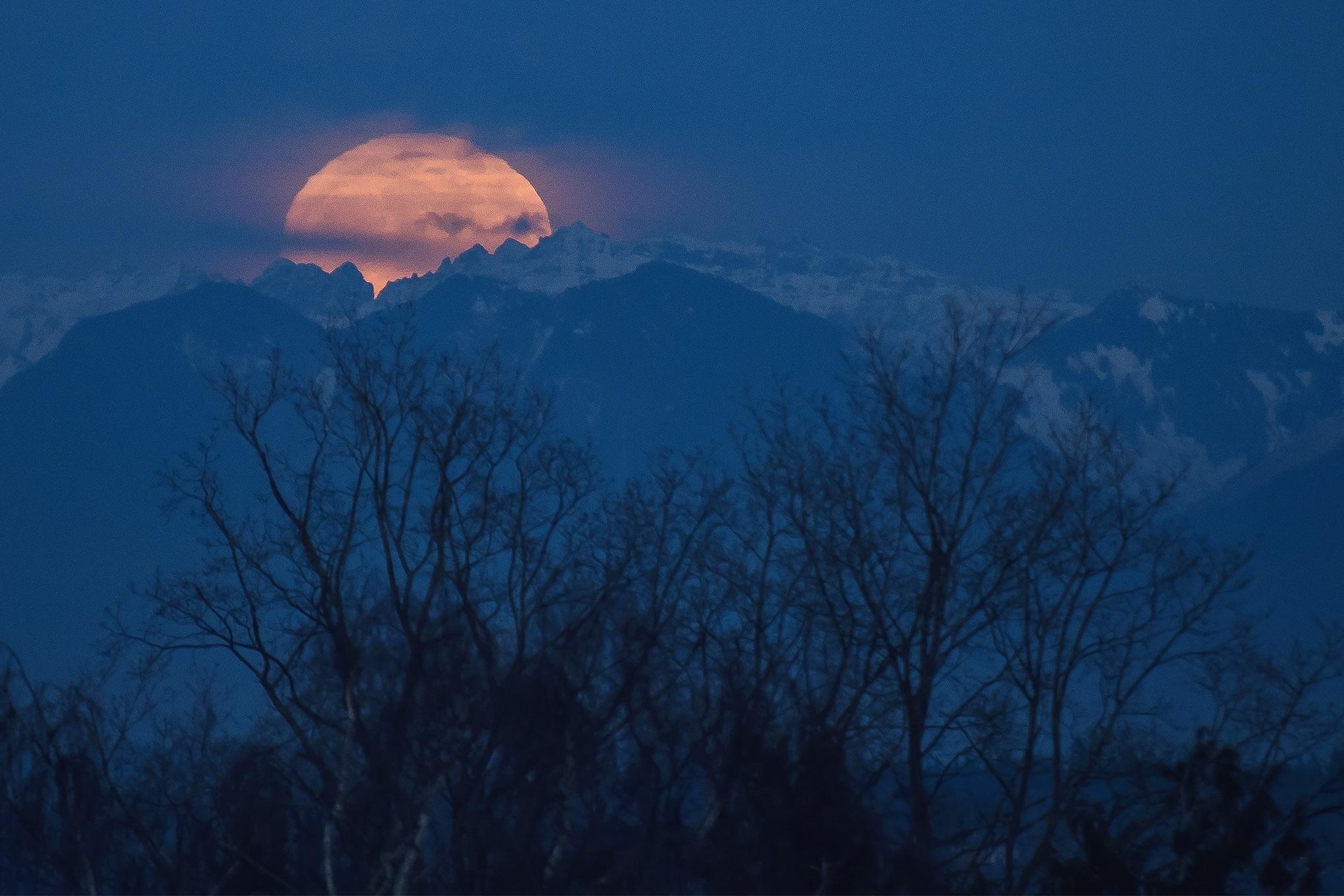 The super moon rising tonight. r/Seattle