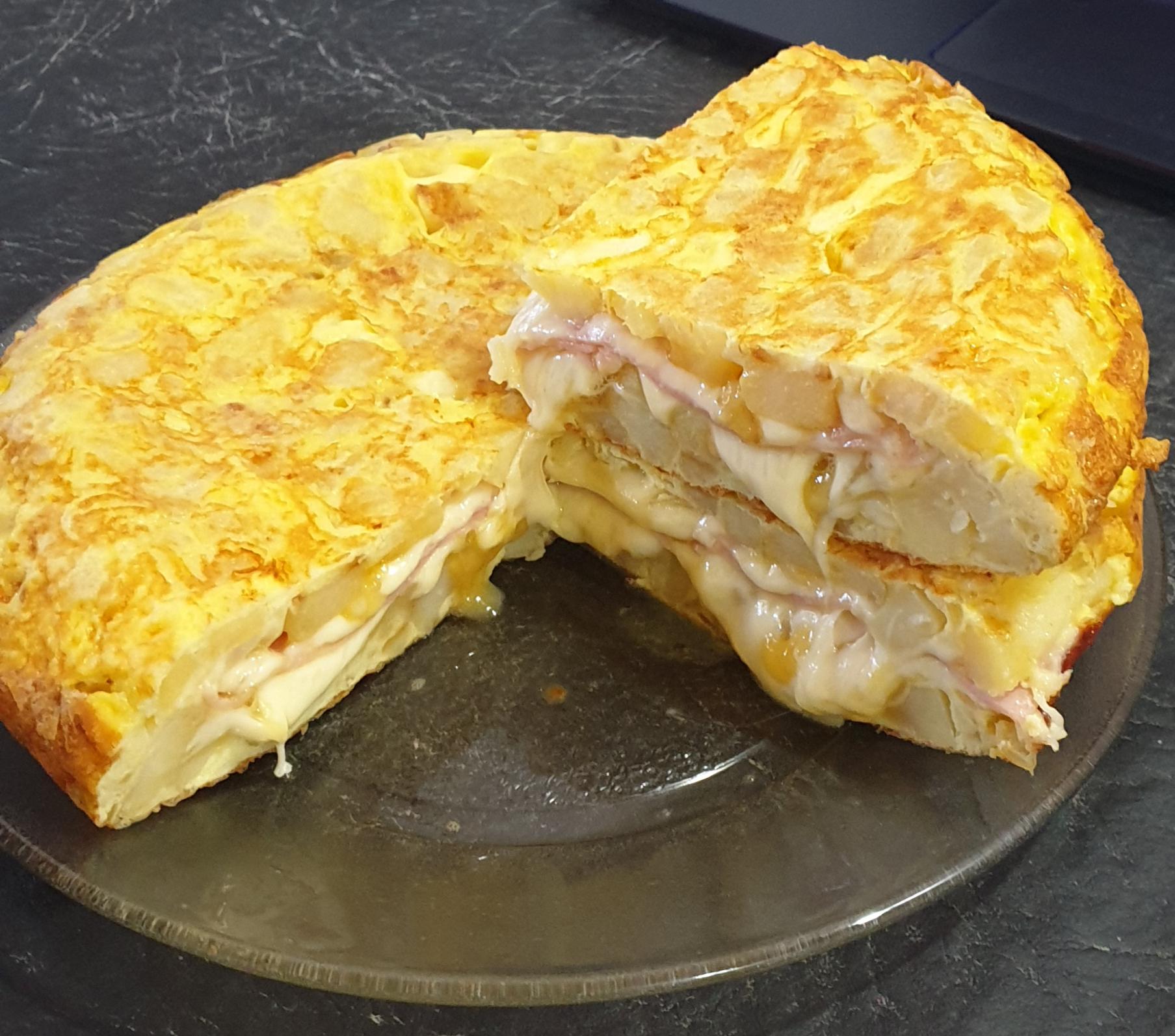 Tortilla de papa rellena de jamón y queso (link a la receta en los