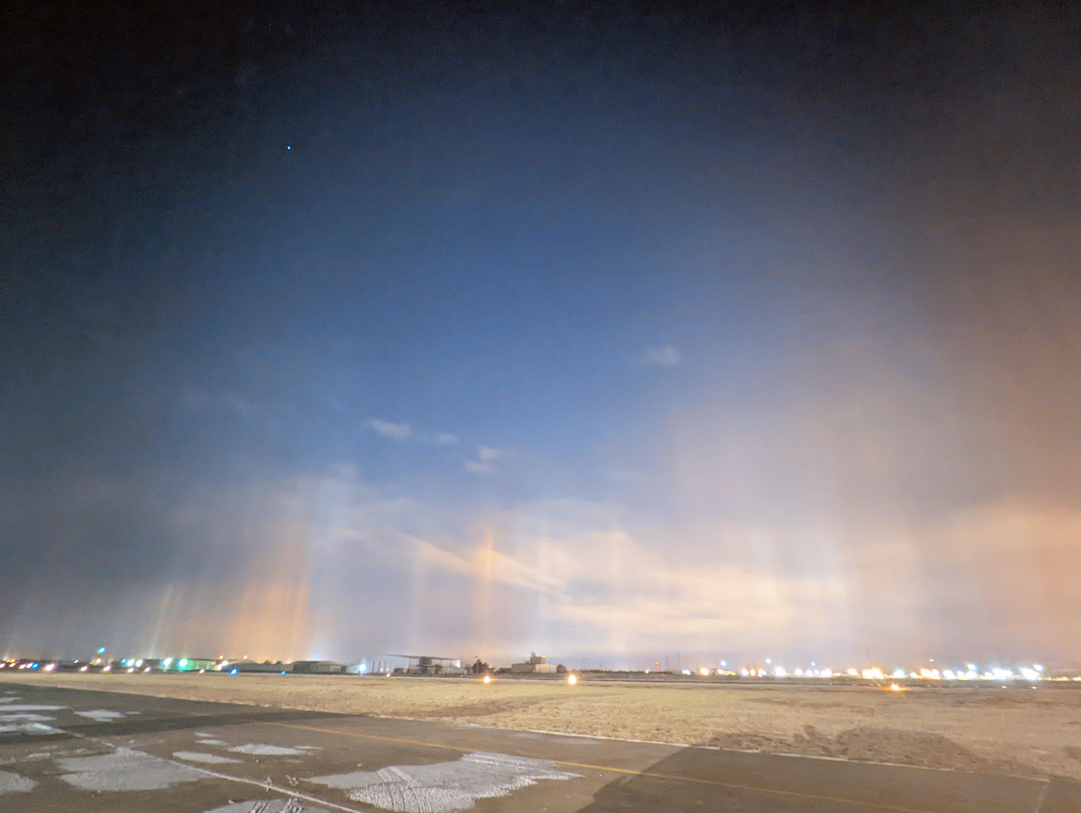 Light pillars Amarillo, TX January 1, 2022 r/WeatherPorn