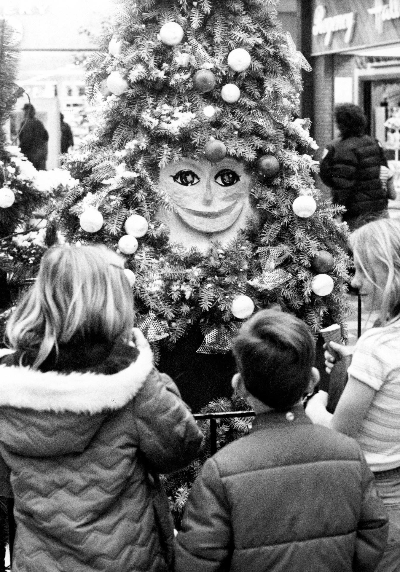 "Talking Christmas Tree" at The Pueblo Mall, Mid 1970s r/mildlyterrifying