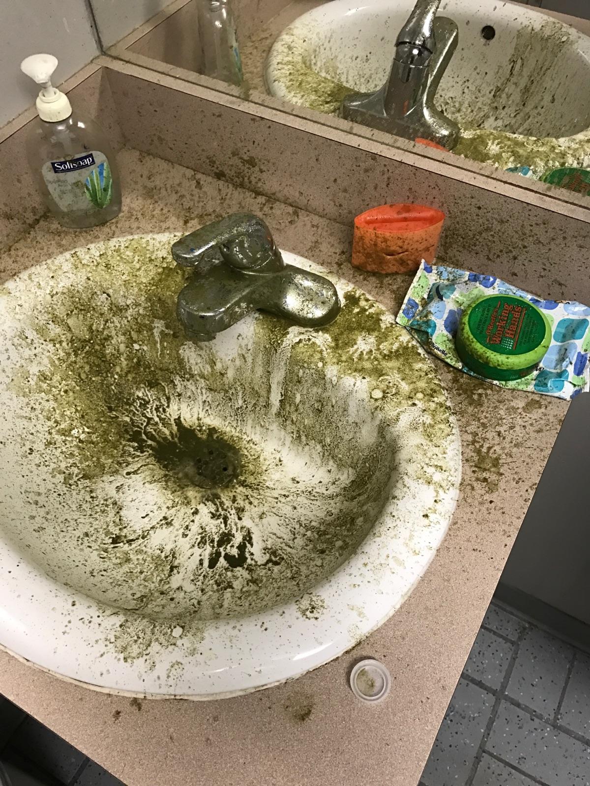 Destroyed my bathroom at work today [when t&w fails] kratom
