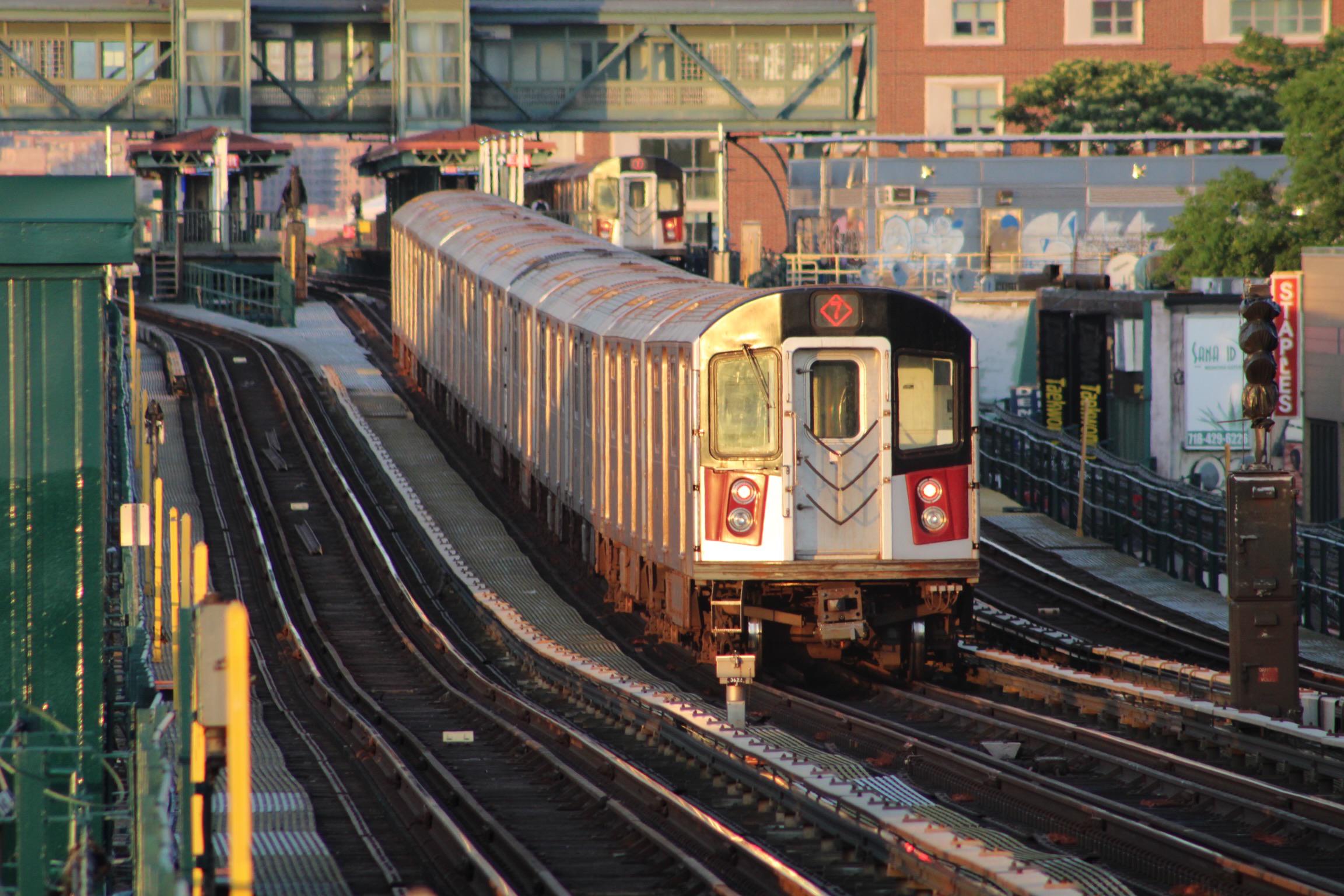 7 express approaching Junction Blvd at Golden Hour r/nycrail