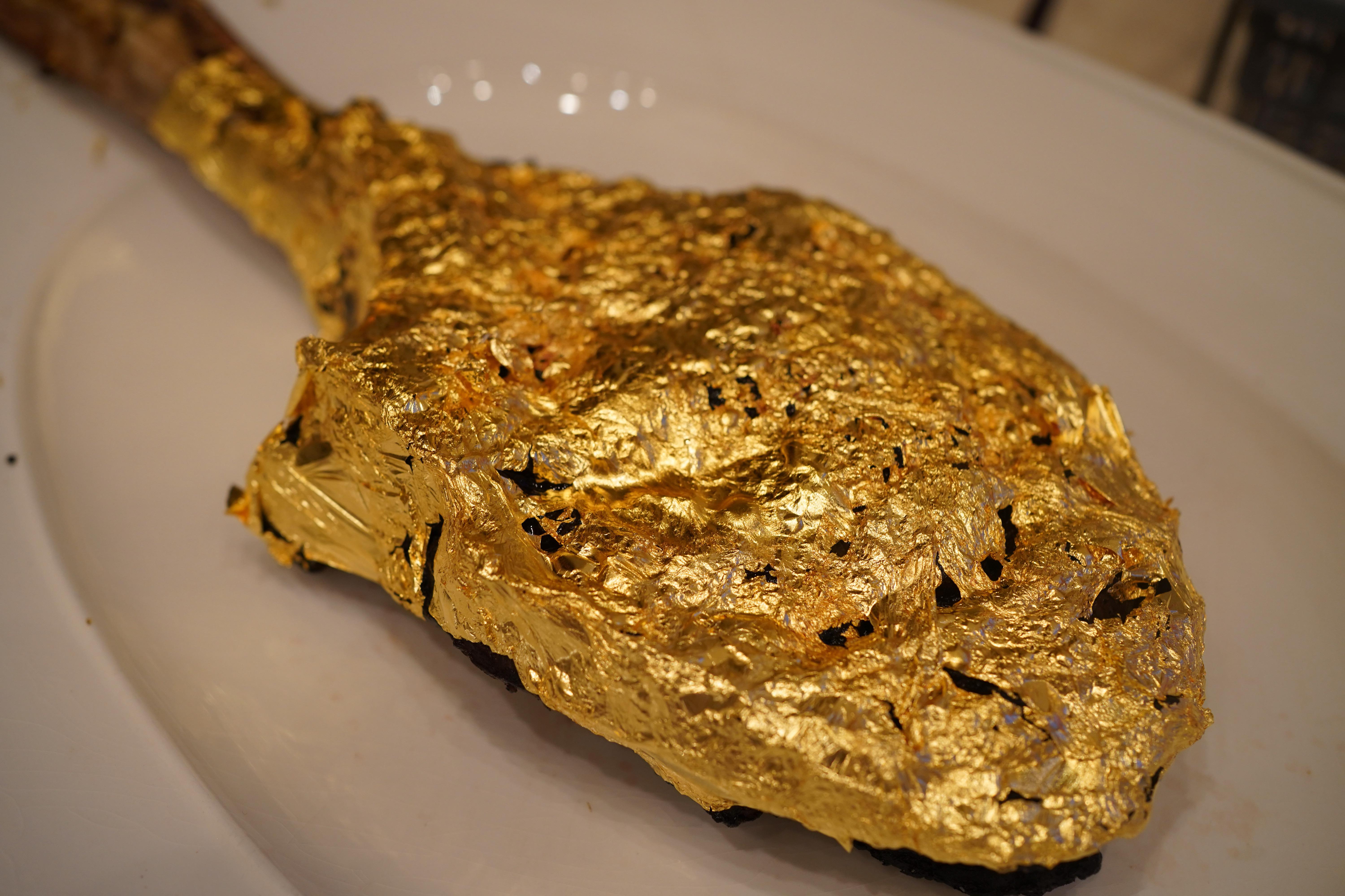 4lb Tomahawk steak 137, coated in edible 24k gold r/sousvide