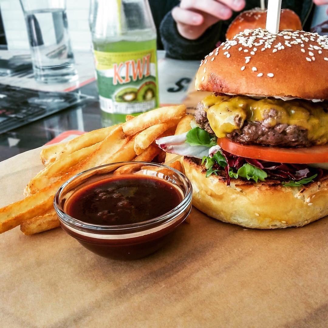 [I ate] Beef burger with BBQ sauce r/food