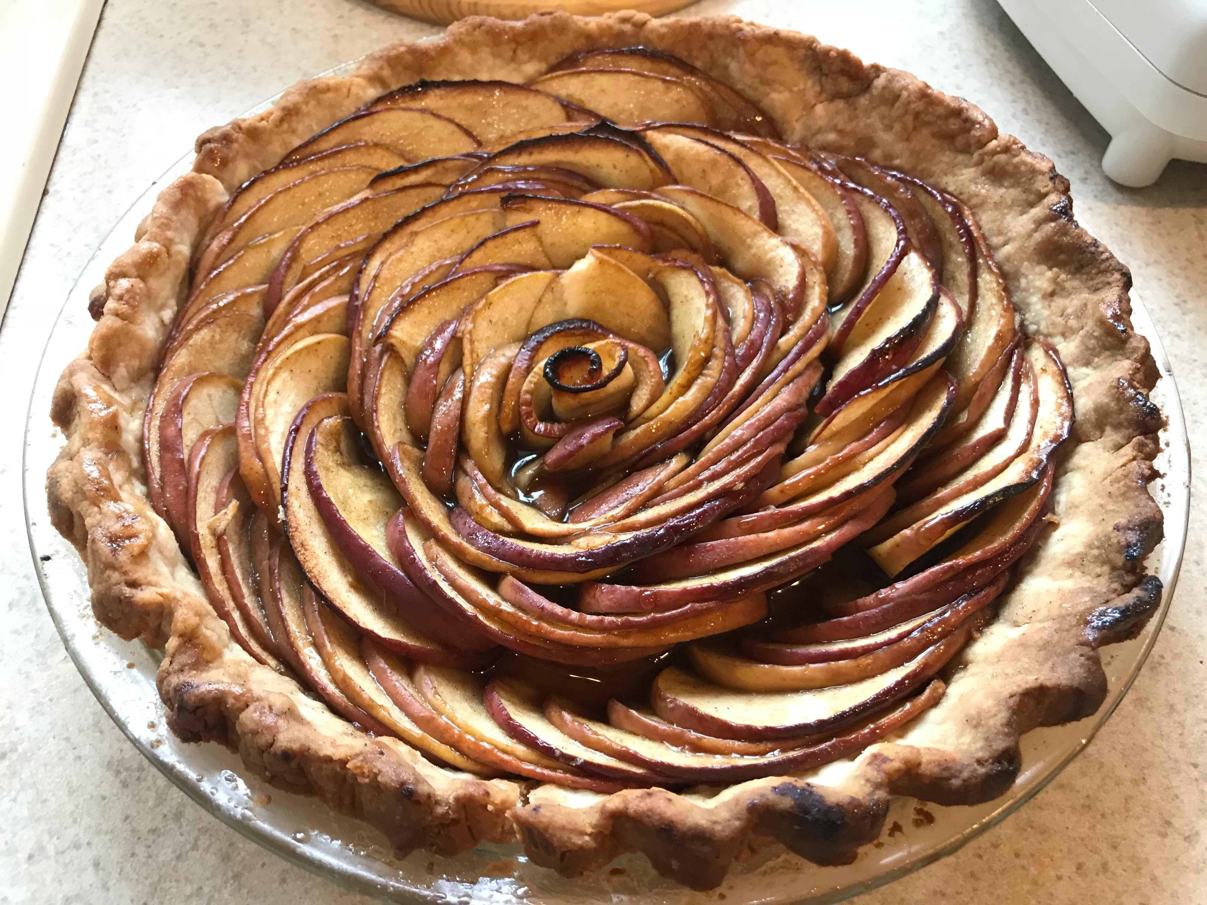 Tried to make the Caramel Rose Apple Pie from Tasty! r/FoodPorn