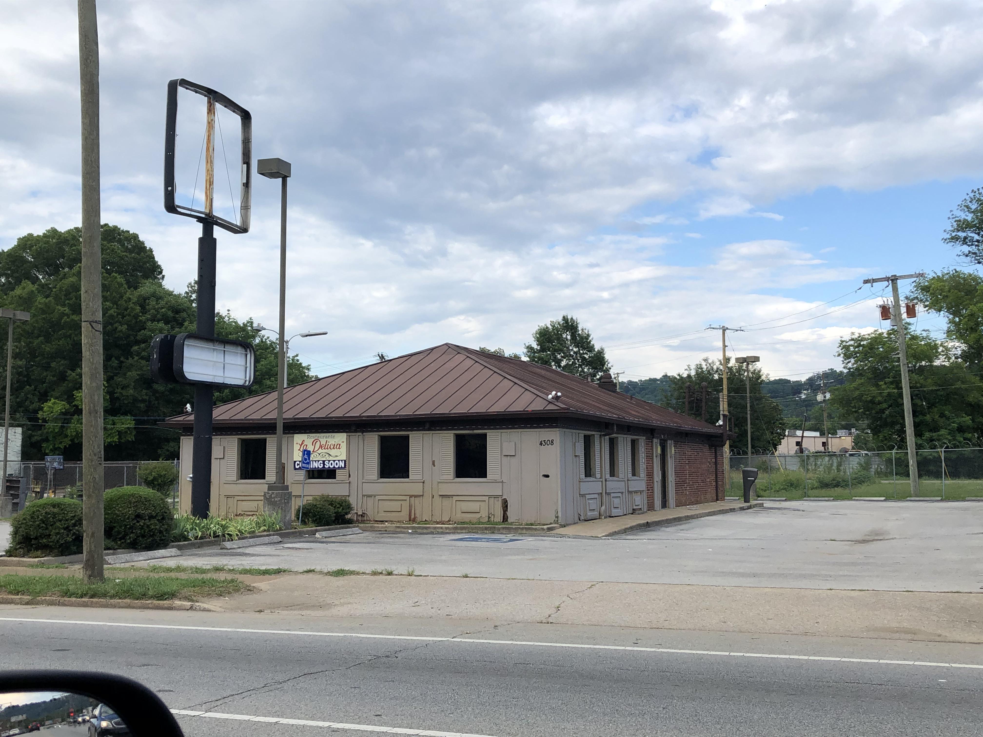 4308 Rossville Blvd in Chattanooga, Tennessee. r/FormerPizzaHuts