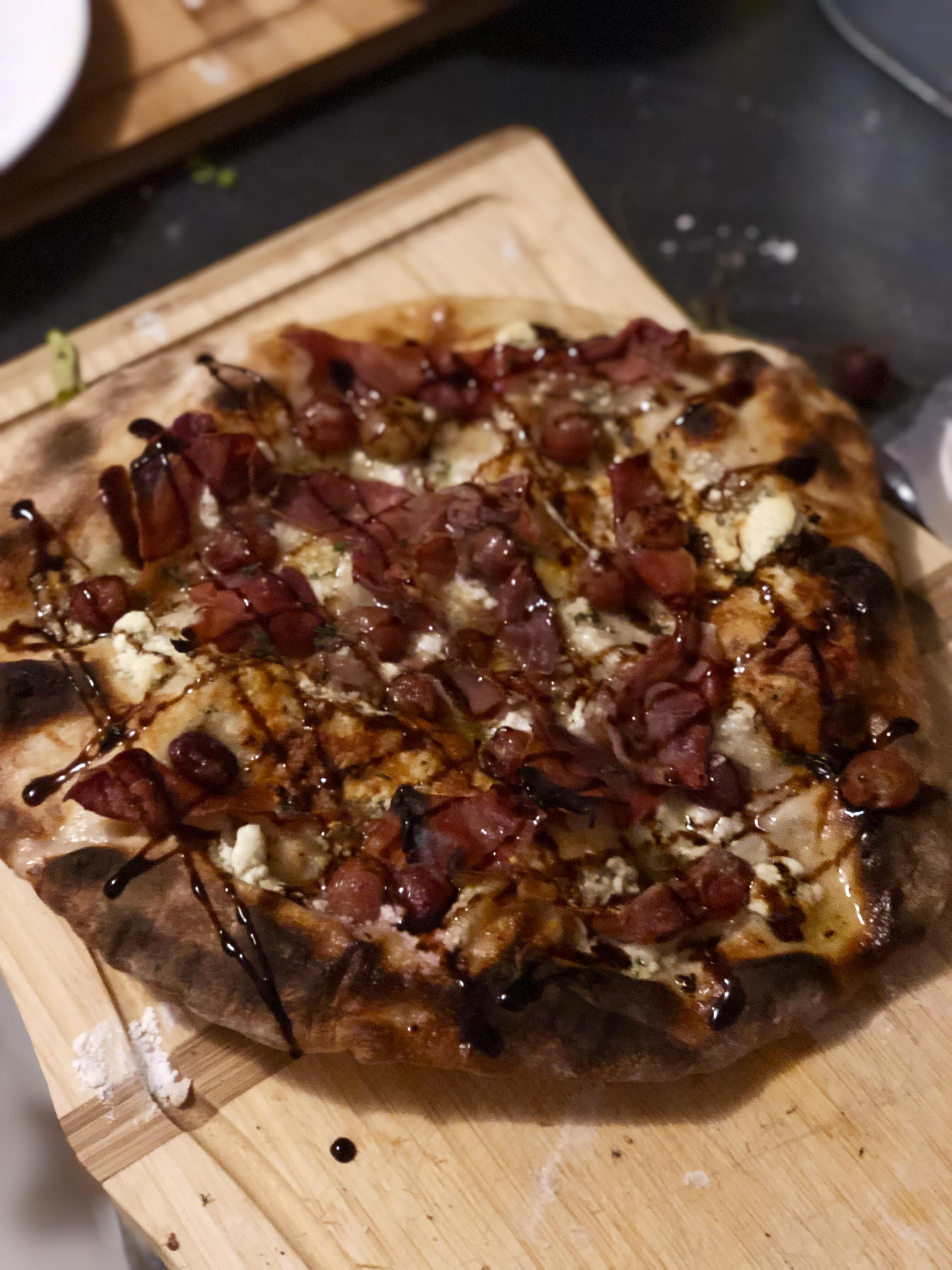 [homemade] Prosciutto/goat cheese and grape pizza r/food