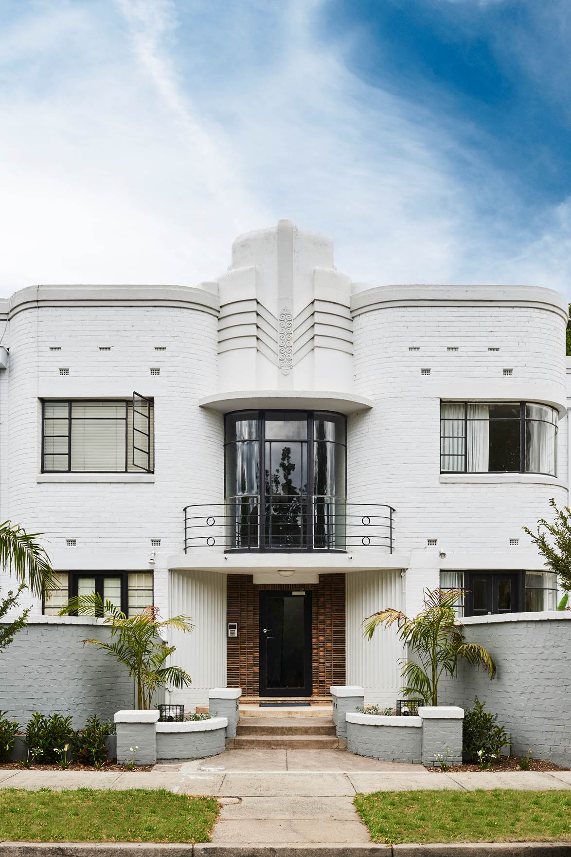 Block of art deco apartments, Melbourne r/StreamlineModerne