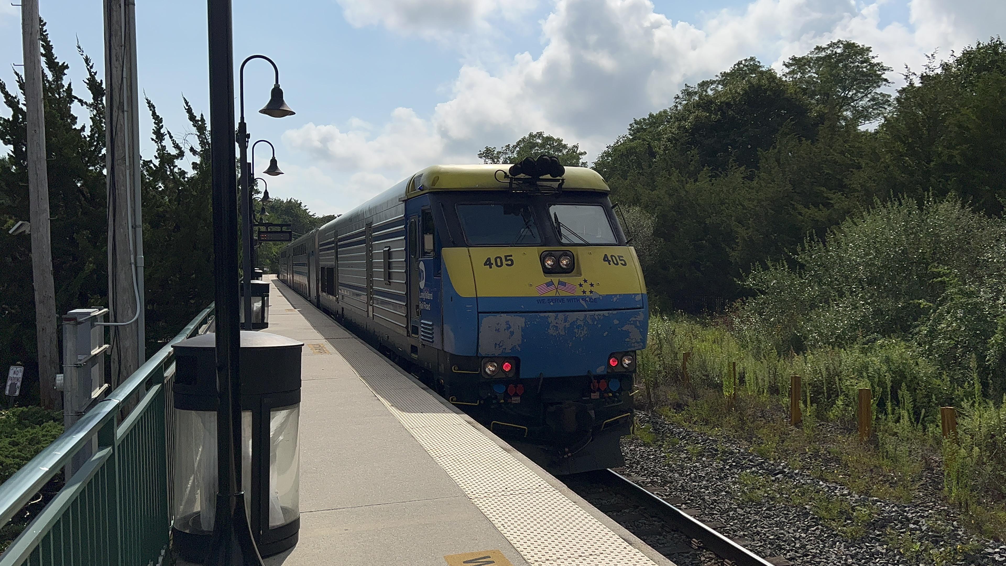 LIRR DEAC30 at Bridgehampton r/trains