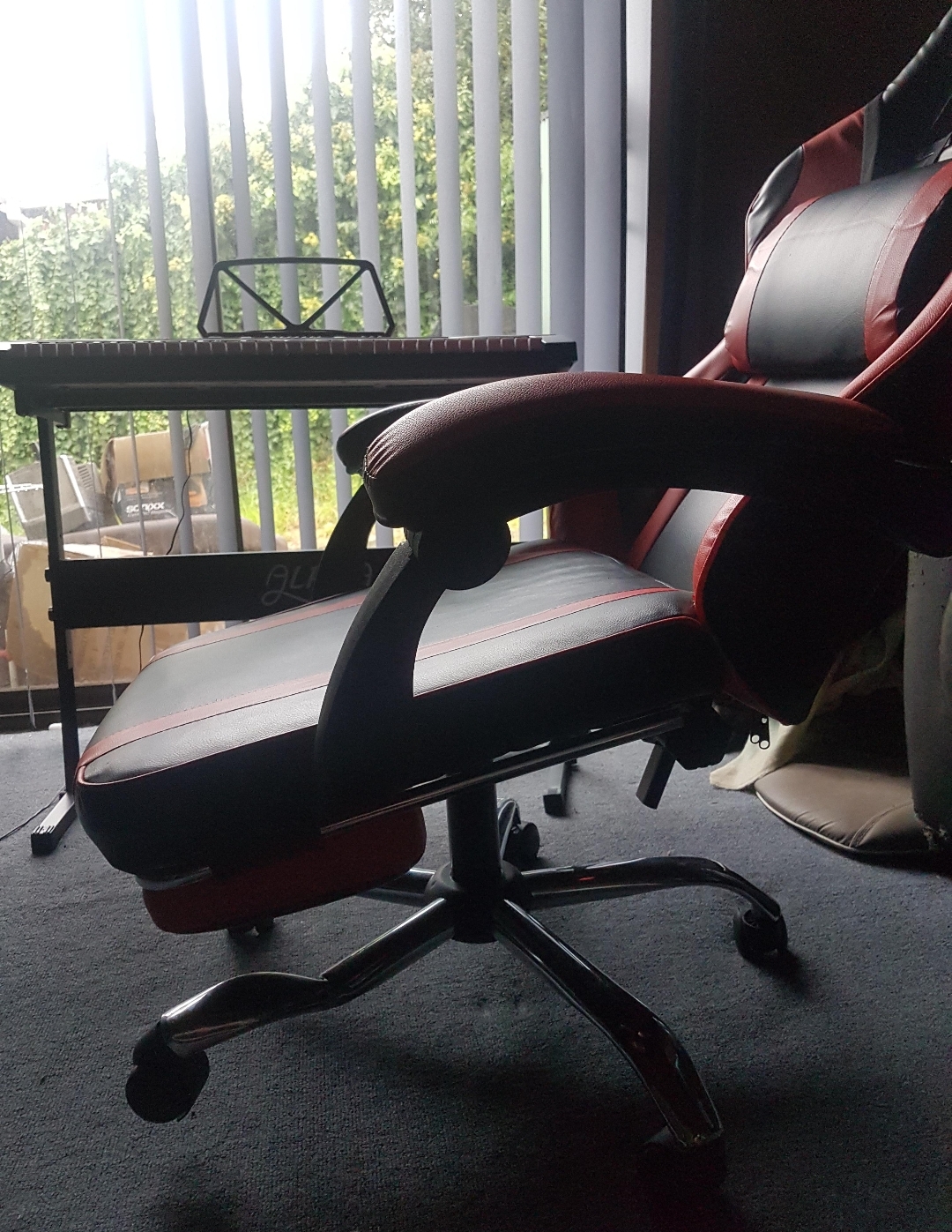 I have a gaming chair, with metal legs and wheels. One of the legs are