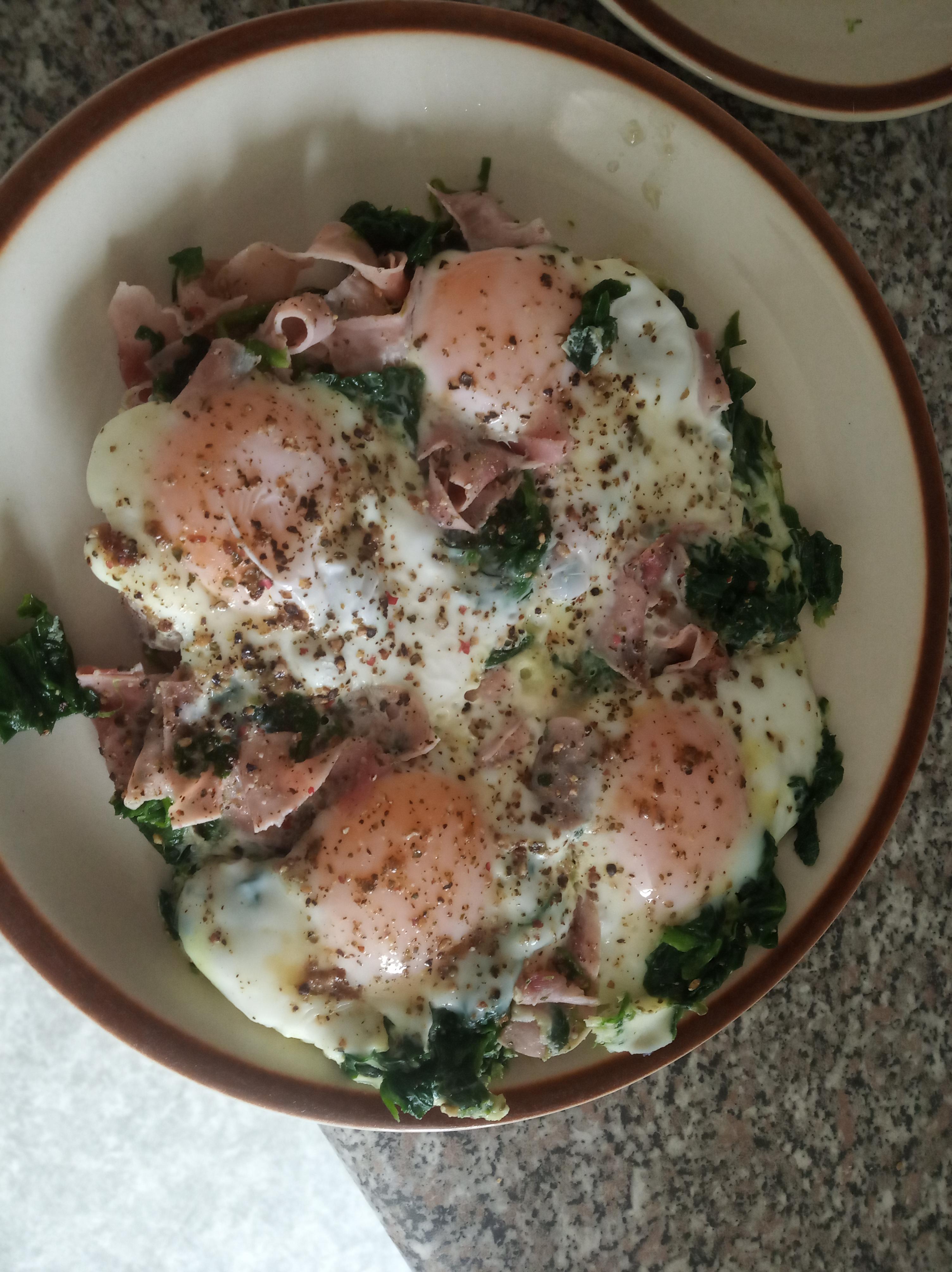 Spinach, ham and eggs skillet r/BreakfastFood
