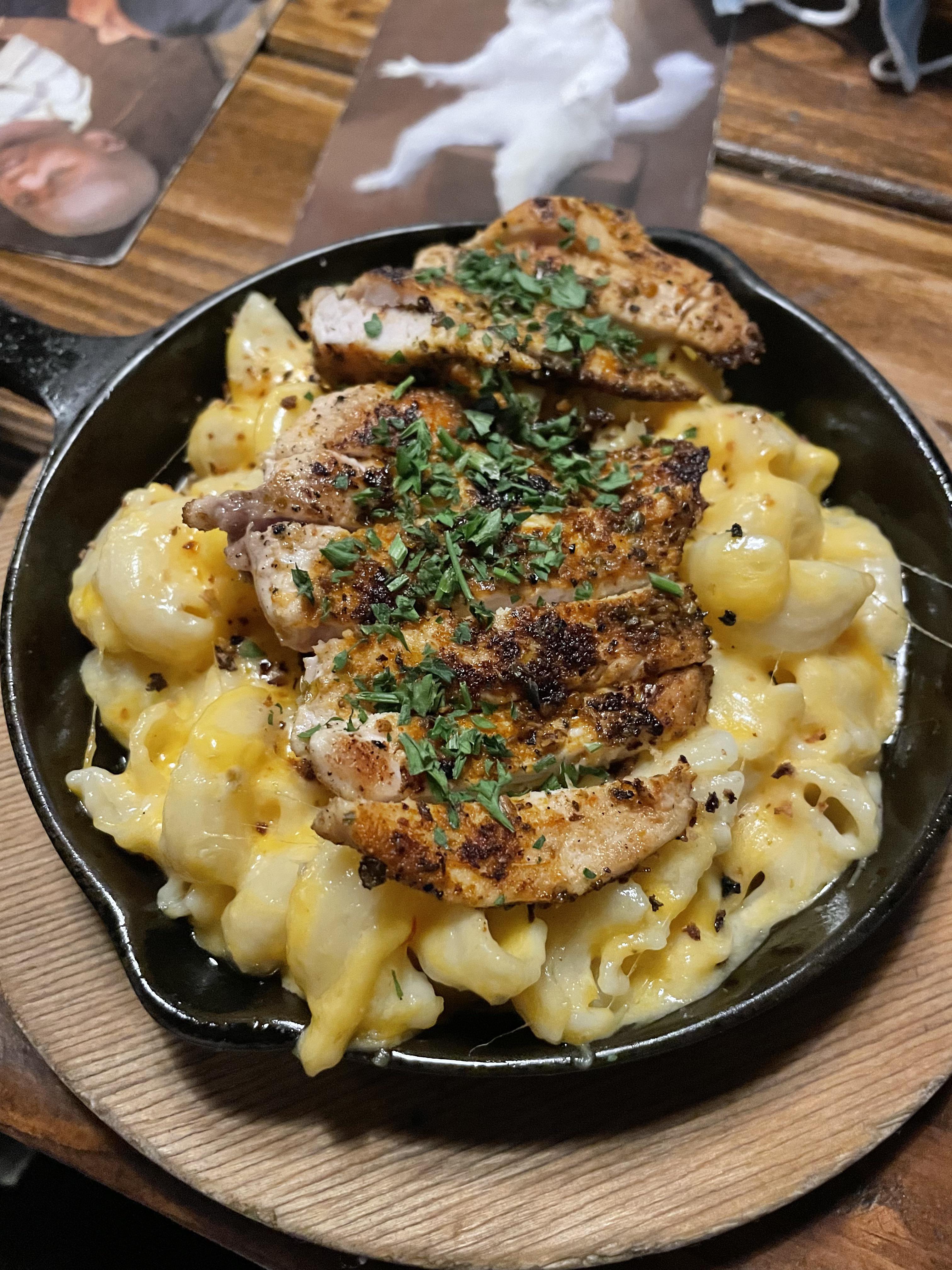 Mac n cheese with blackened chicken r/FoodPorn