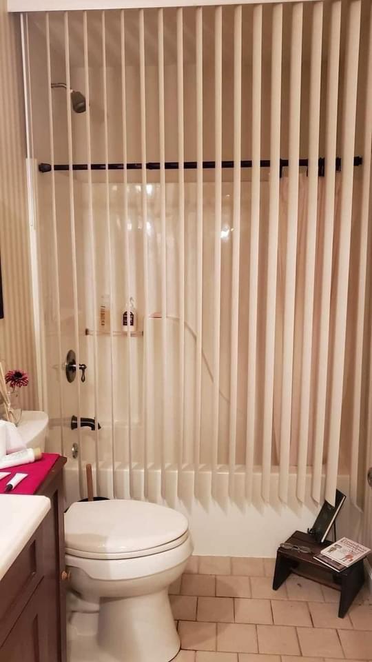 This shower has blinds instead of curtains r/CrappyDesign