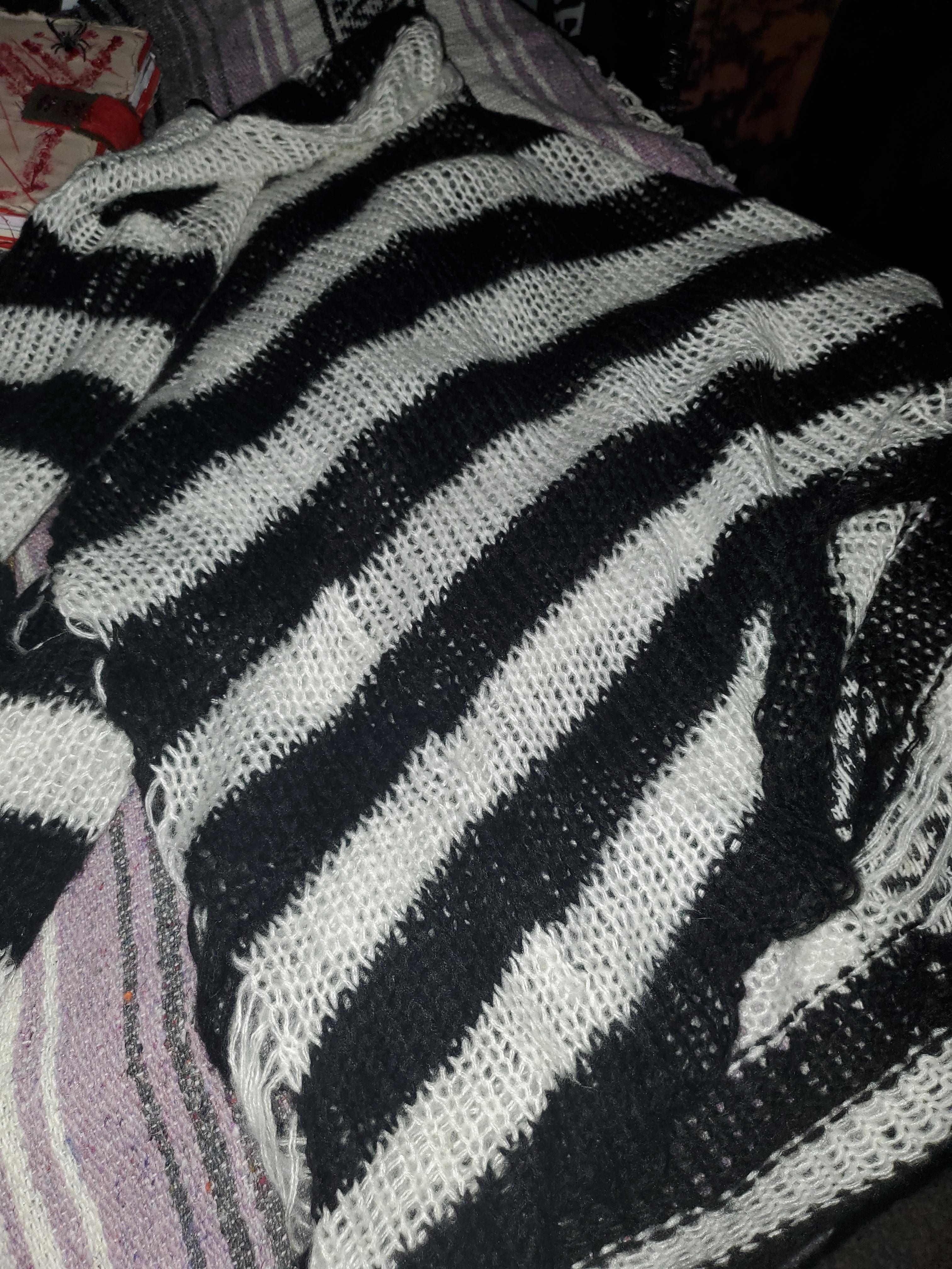 If I wanted to dye this sweaters white stripes orange, what kind of dye