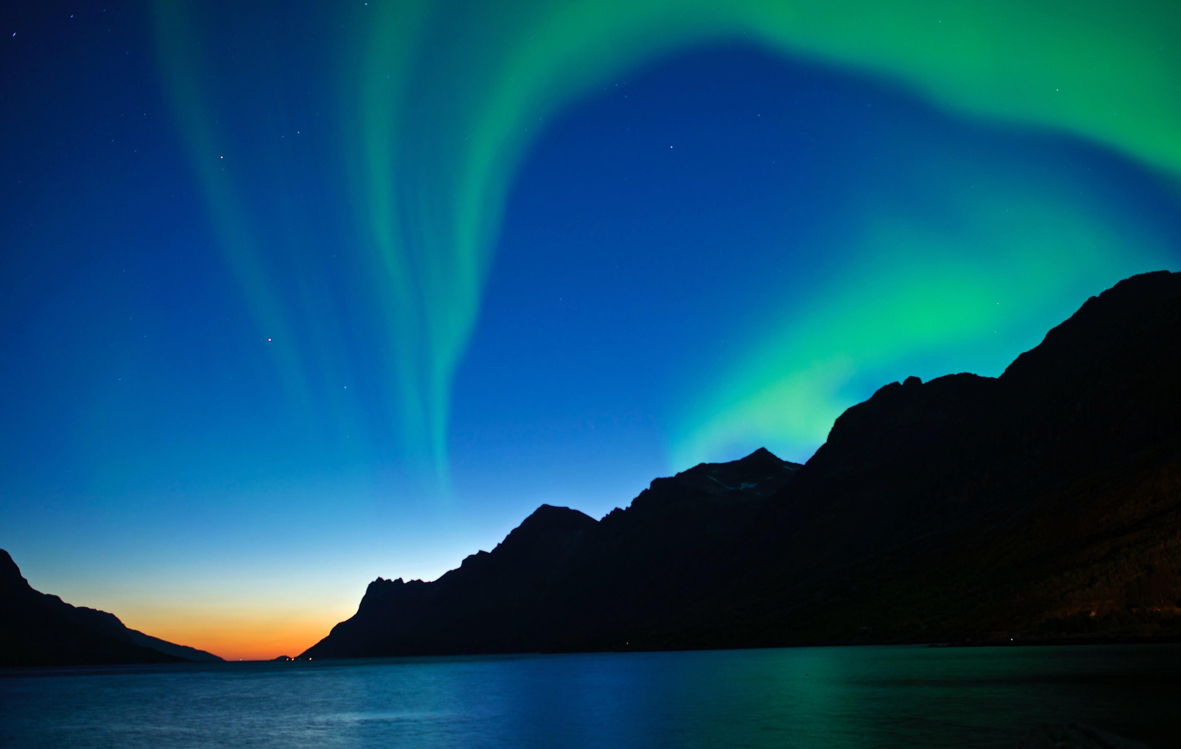 Northern lights strong enough to be seen at sunset [OC][4096x2597] r