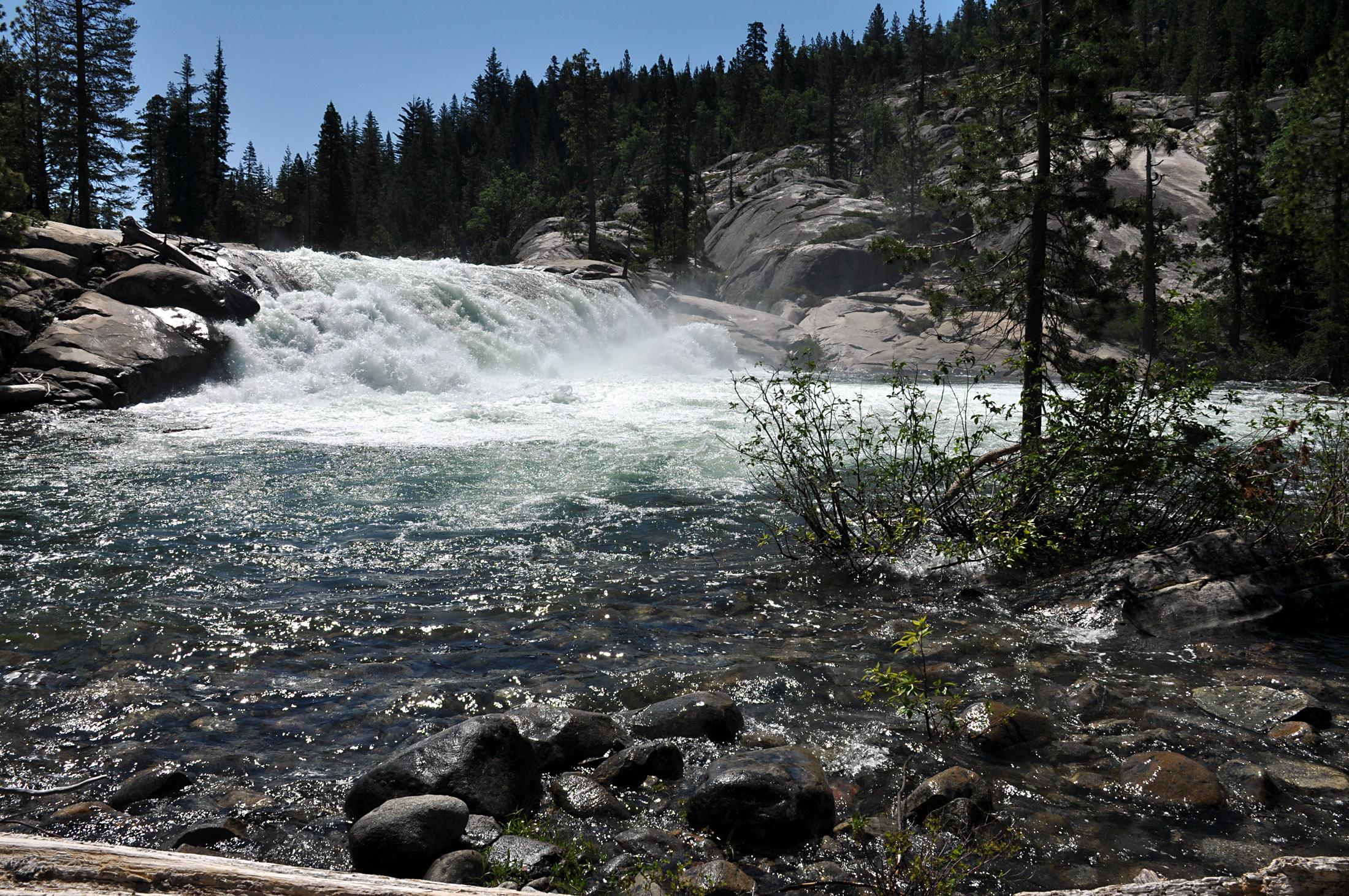 Fordyce Creek waterfall, California [2200x1461][oc] r/EarthPorn