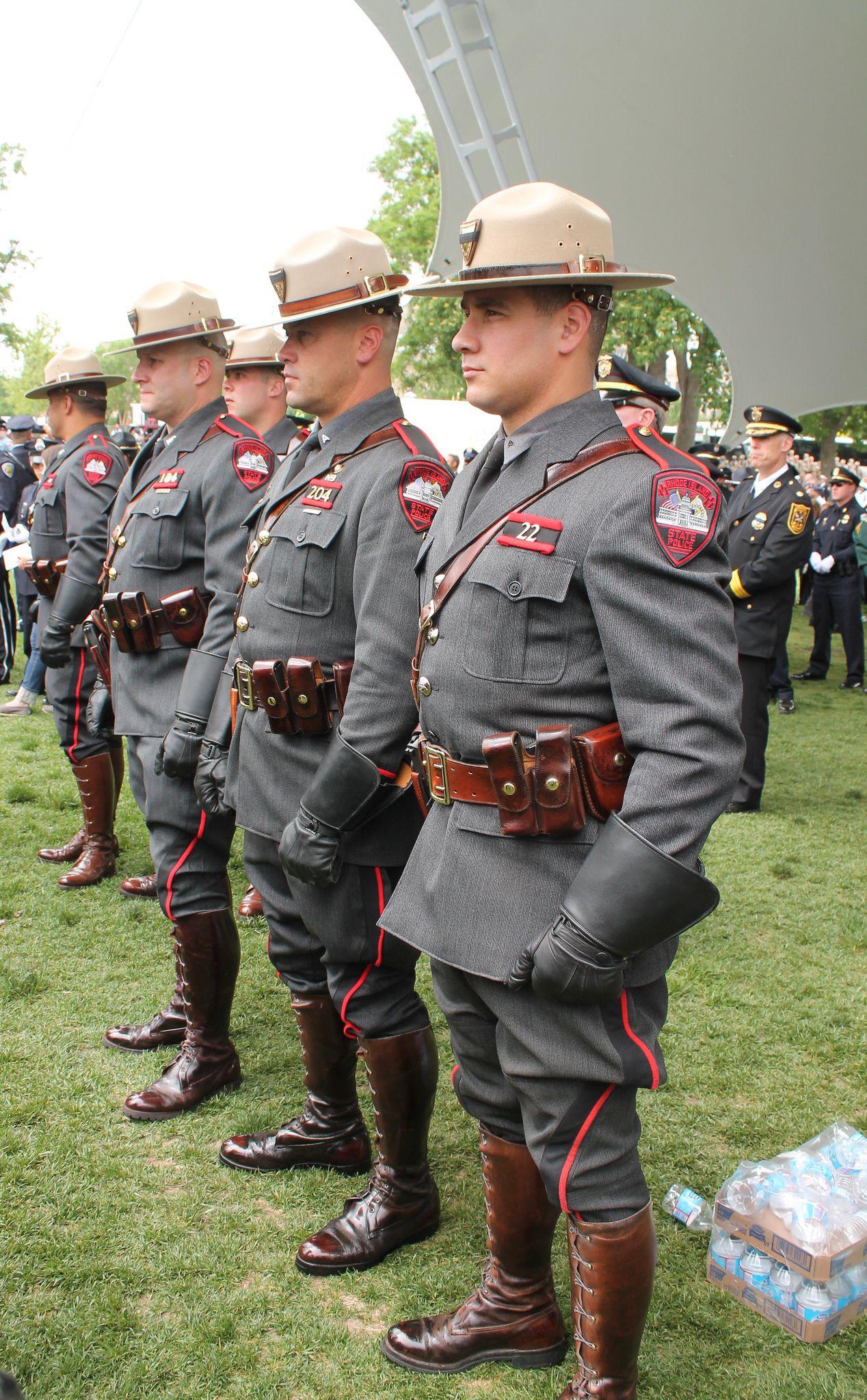 Rhode Island State Police dress uniforms look great r/ProtectAndServe
