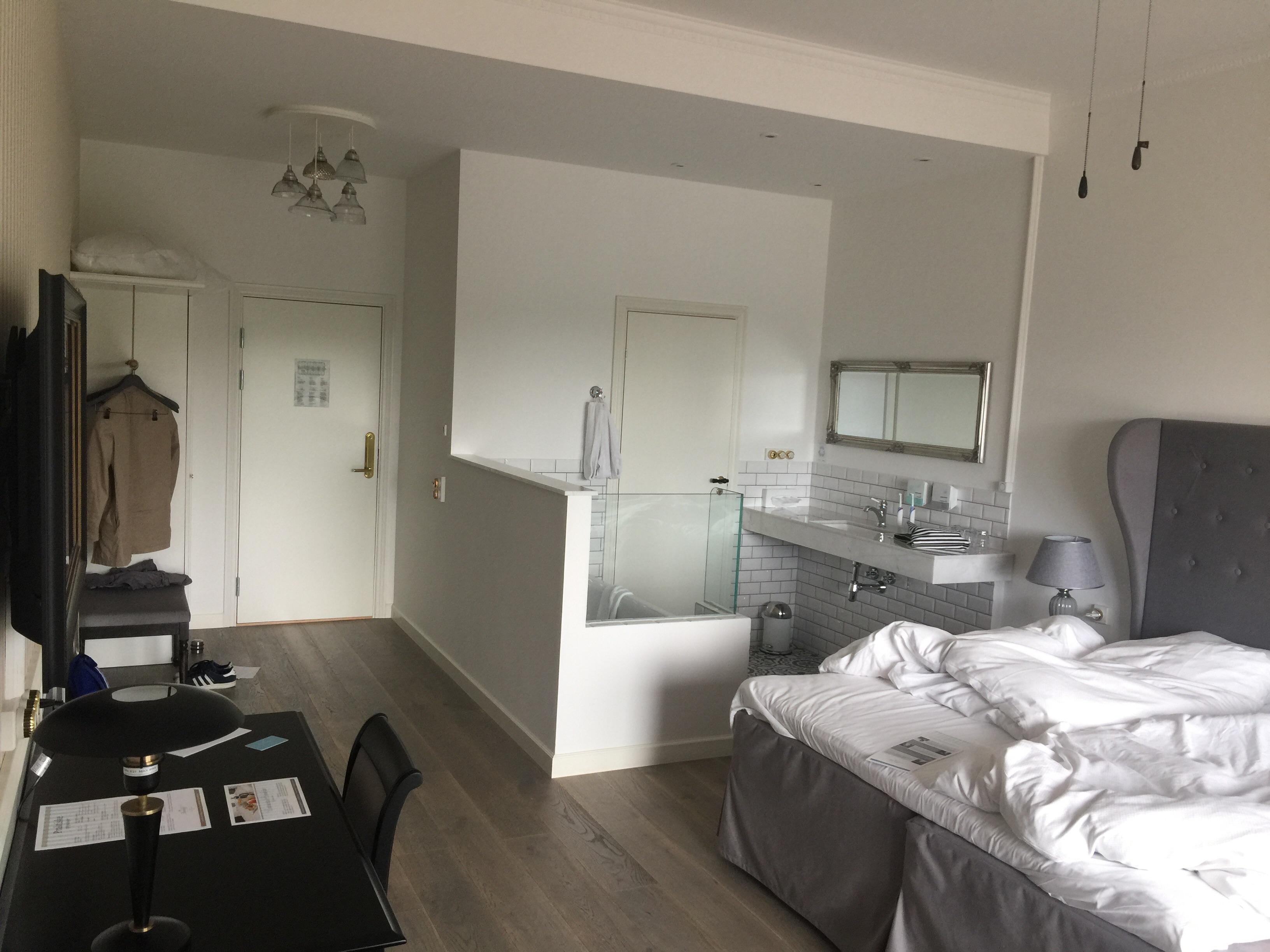 Having the bathroom in the middle of the hotel room. r/CrappyDesign