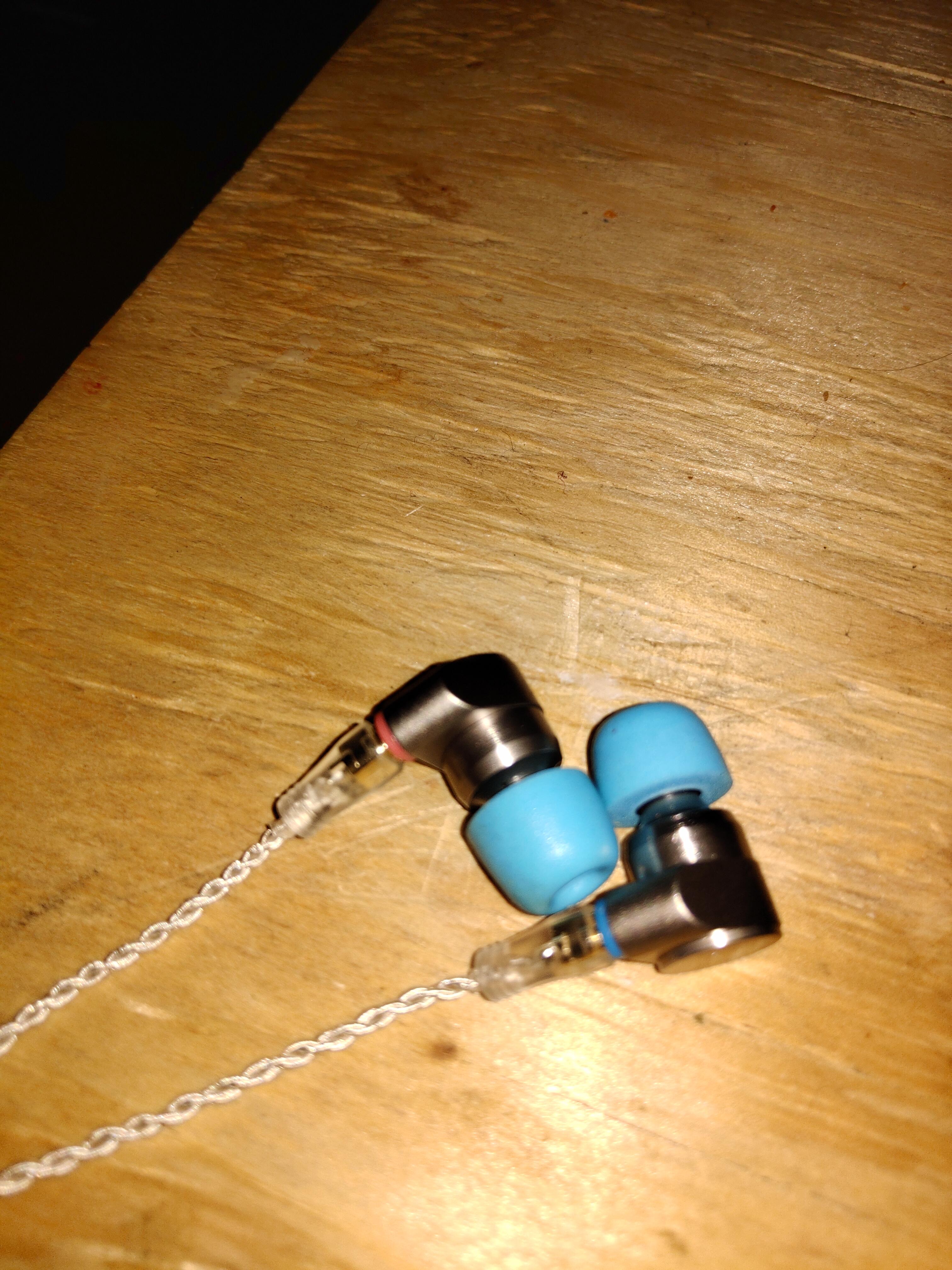 Are you supposed to wear these around ear or in ear earbud type? Tin T2